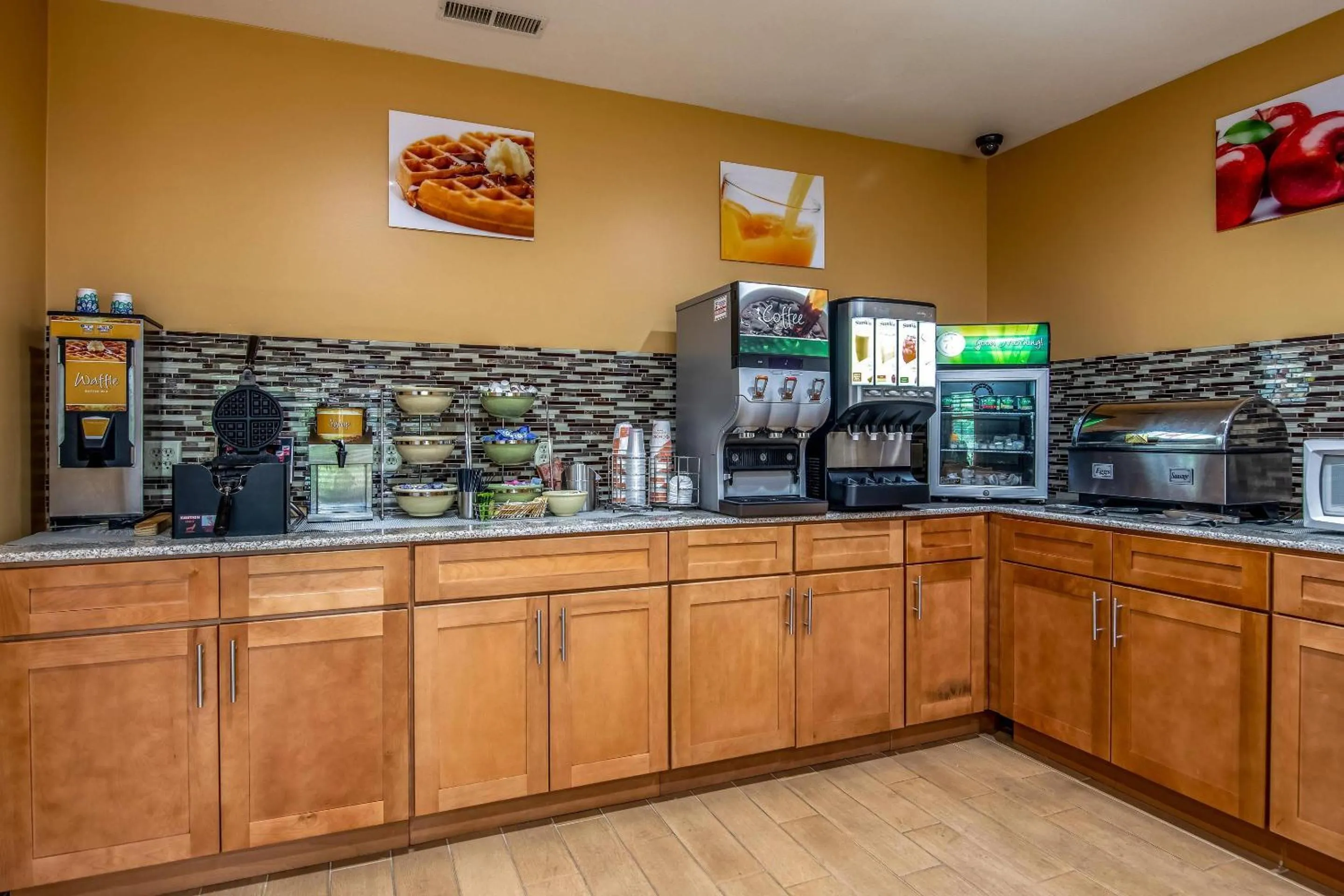 Breakfast in Quality Inn Tully I-81