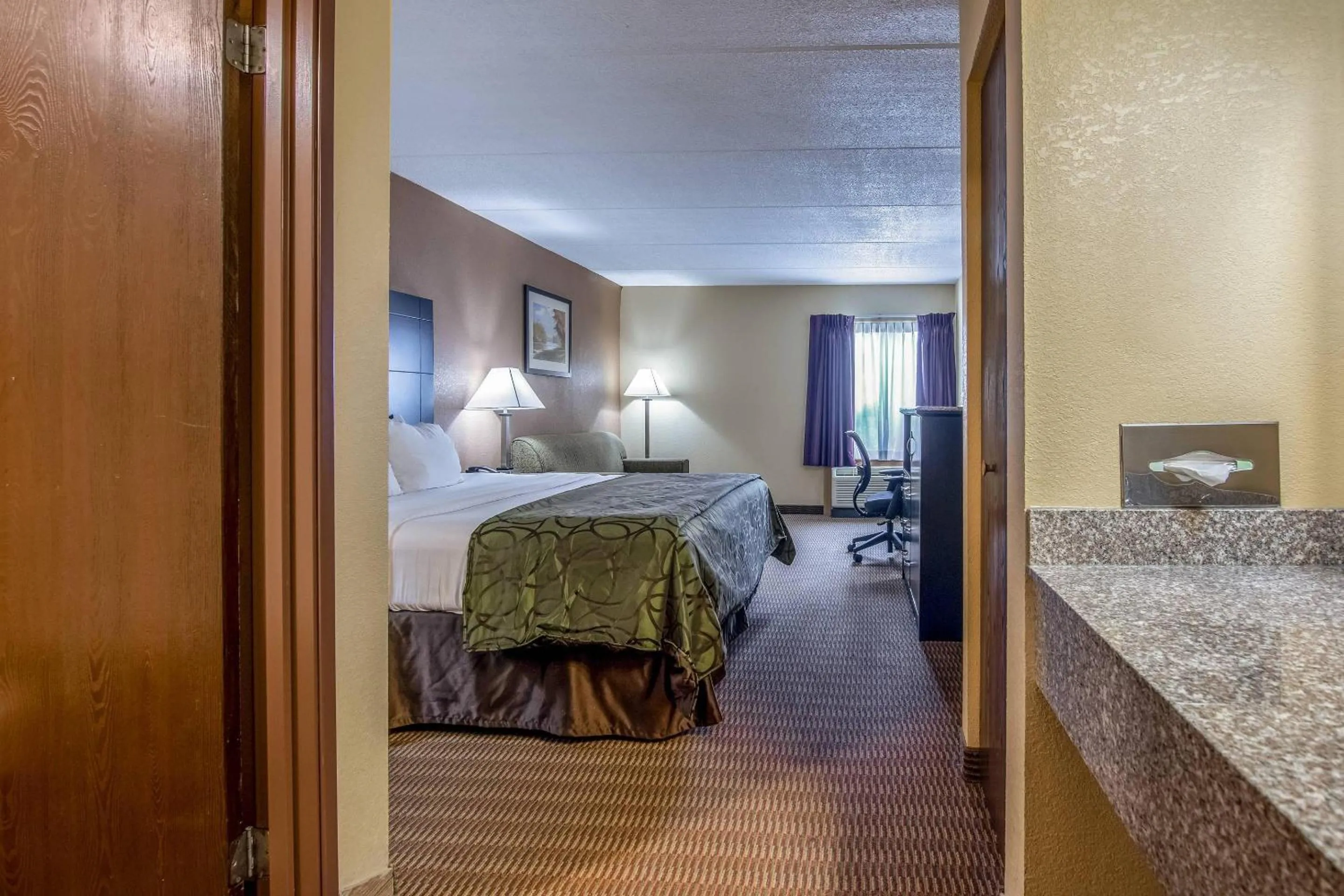 Bedroom, Bed in Quality Inn Tully I-81