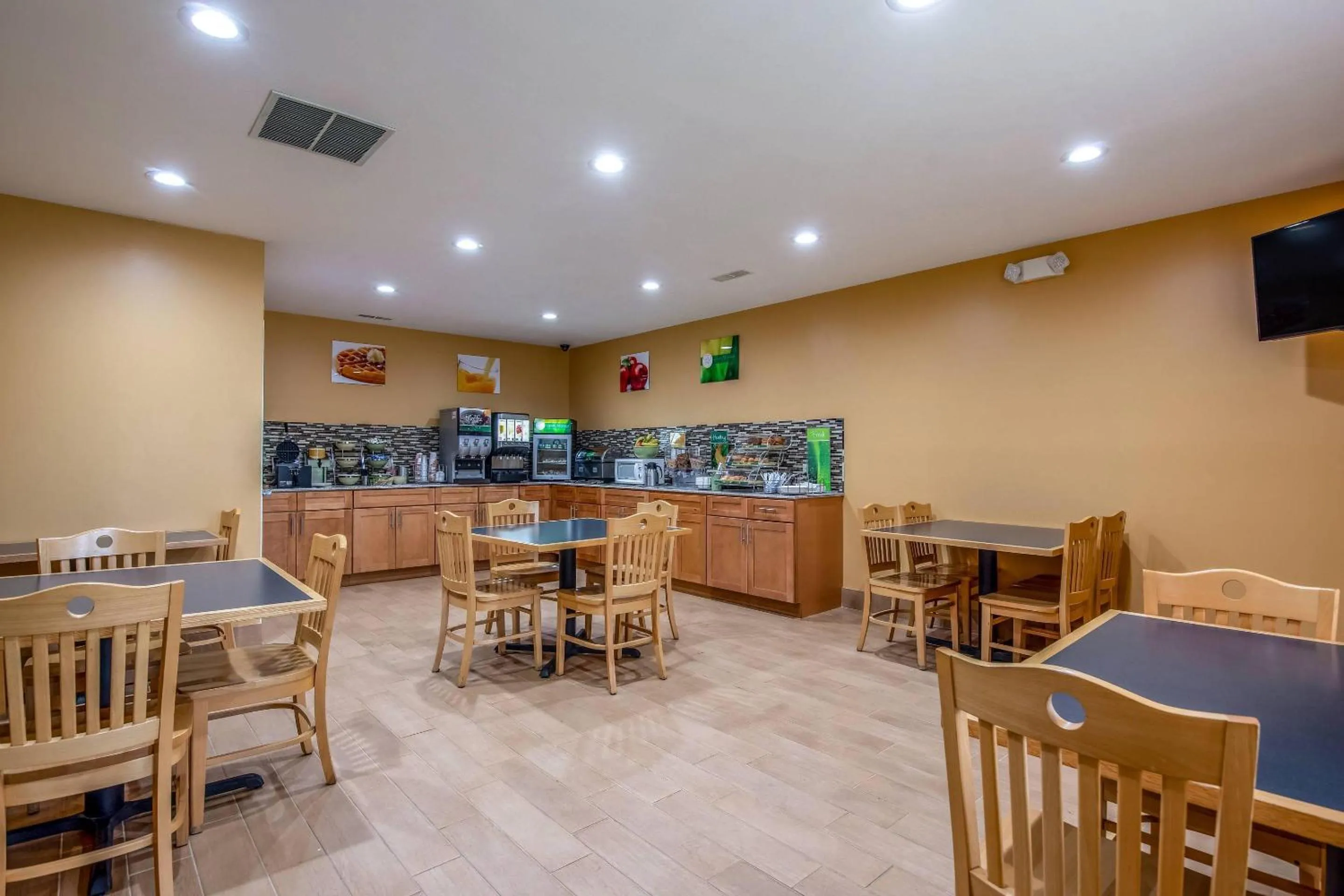 Breakfast in Quality Inn Tully I-81