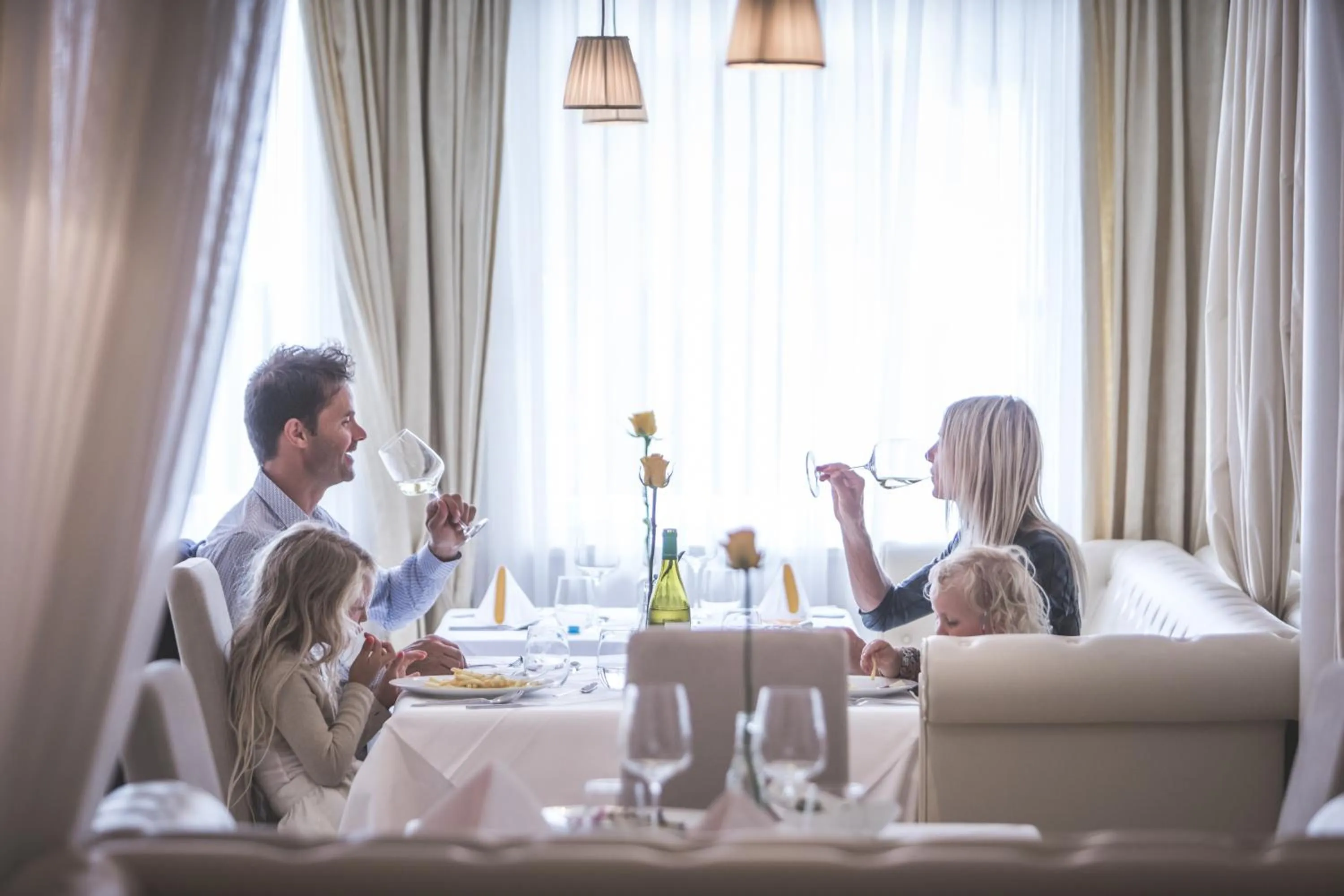 Restaurant/places to eat in Hotel Fameli