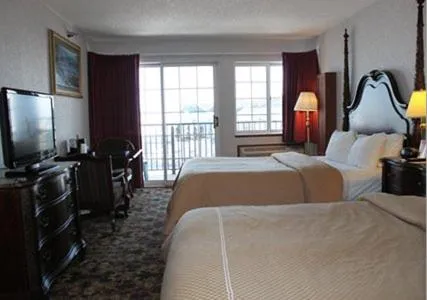 Bedroom, Bed in Crown Choice Inn & Suites Lakeview and Waterpark