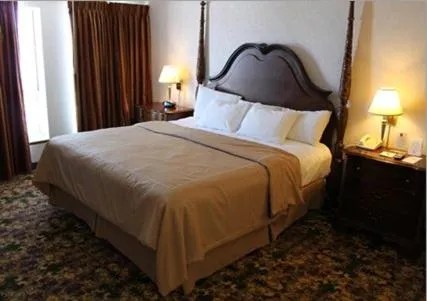 Bedroom, Bed in Crown Choice Inn & Suites Lakeview and Waterpark