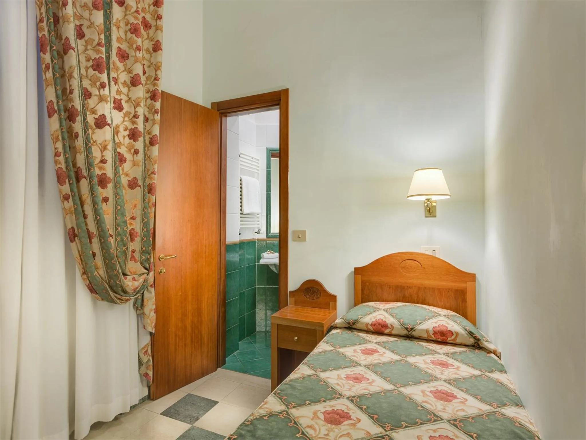 Bedroom, Bed in Hotel Aberdeen