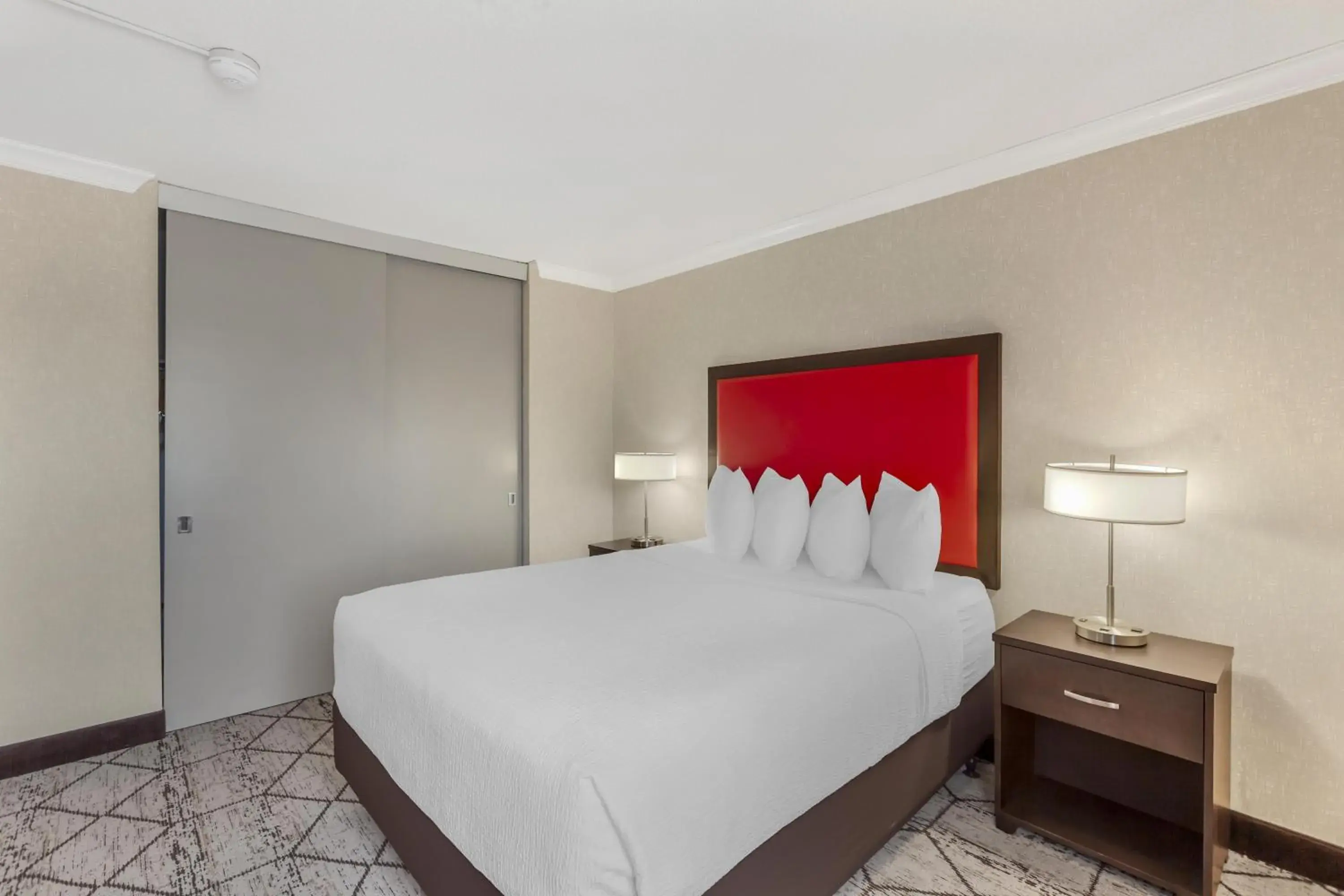 Queen Suite with Kitchen - Non-Smoking in Best Western Plus Rose City Suites Queen Suite with Kitchen - Non-Smoking in Best Western Plus Rose City Suites