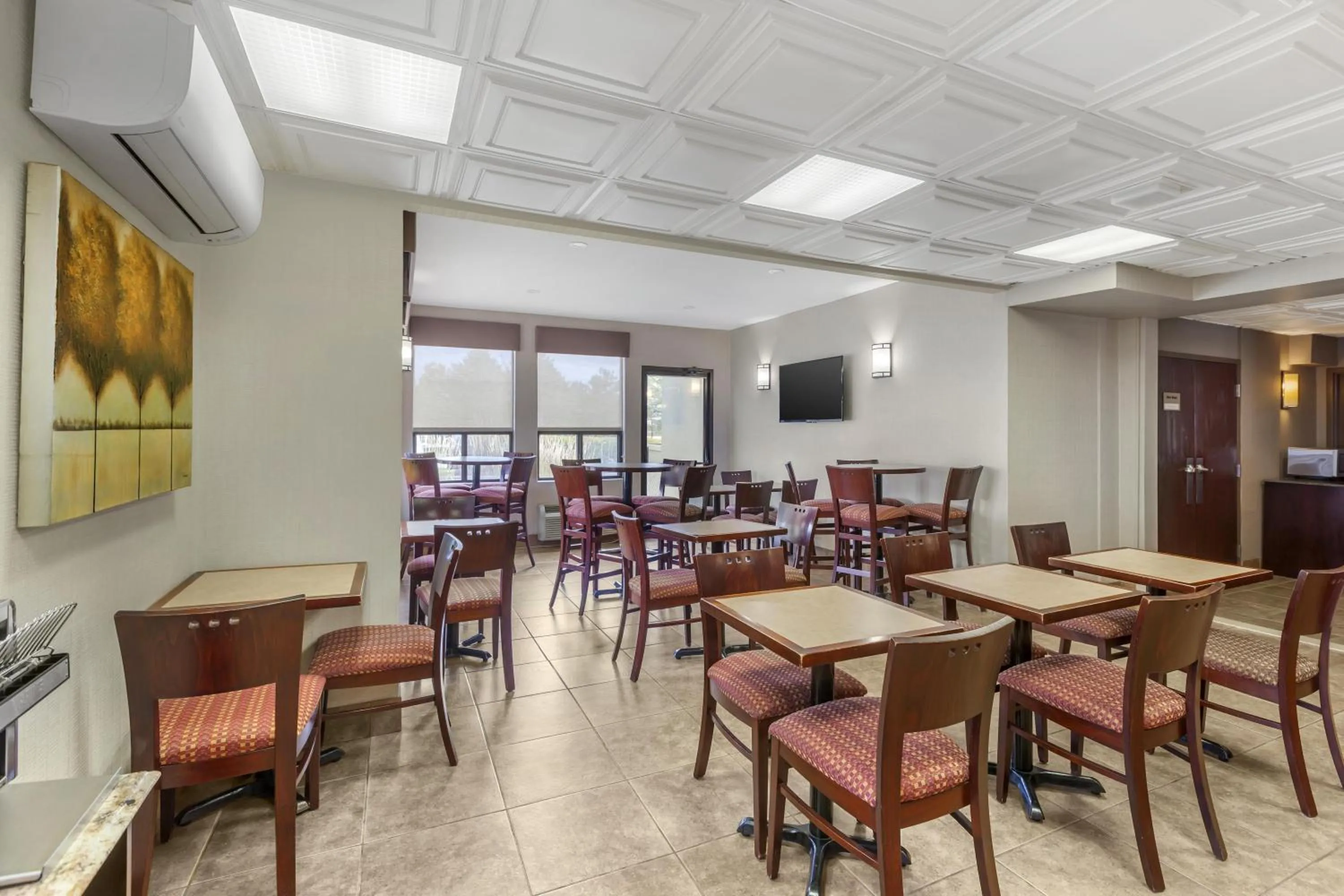 Breakfast in Best Western Plus Rose City Suites