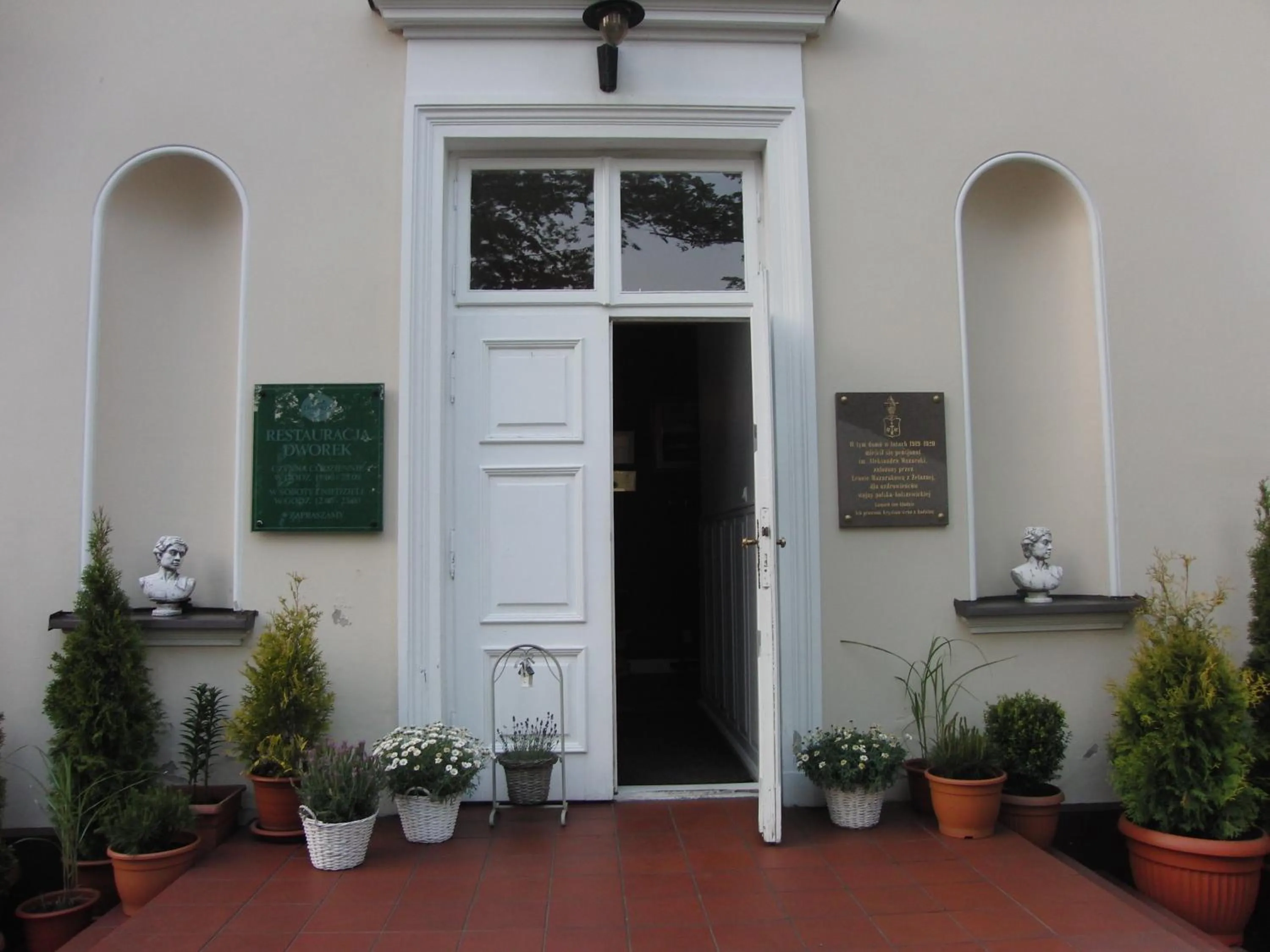 Facade/entrance in Hotel Dworek***