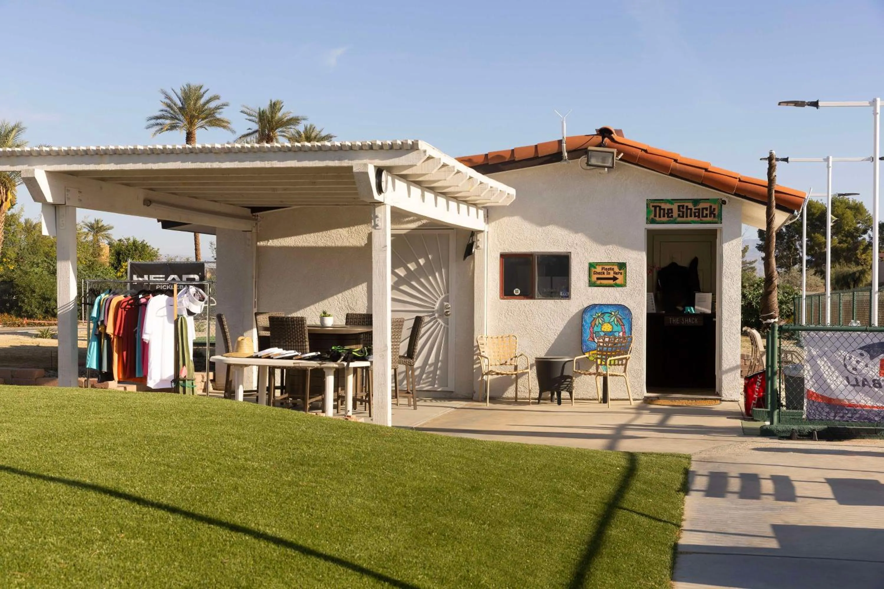 On-site shops in Embassy Suites by Hilton Palm Desert