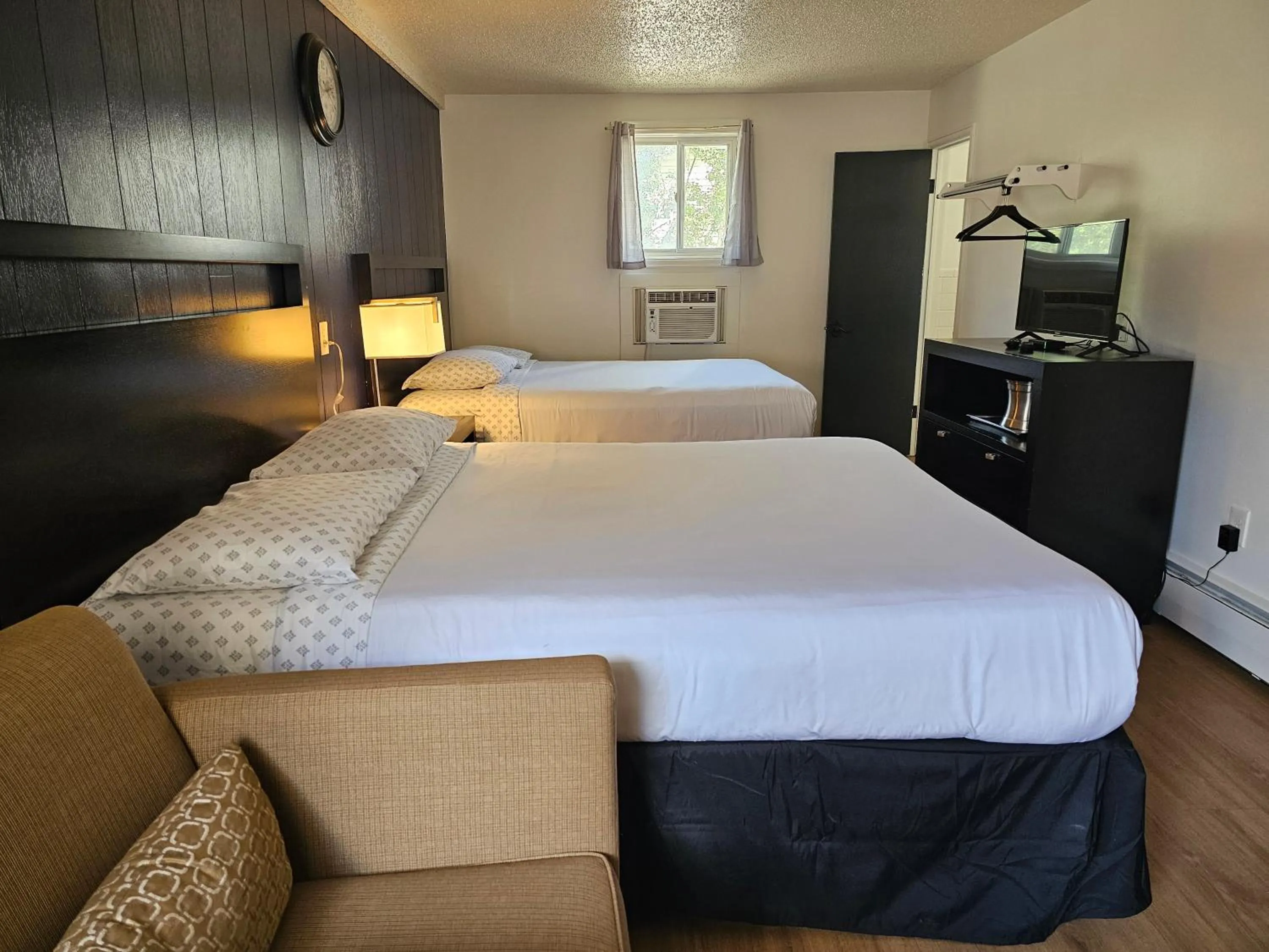 Photo of the whole room, Bed in H&H Motor Lodge