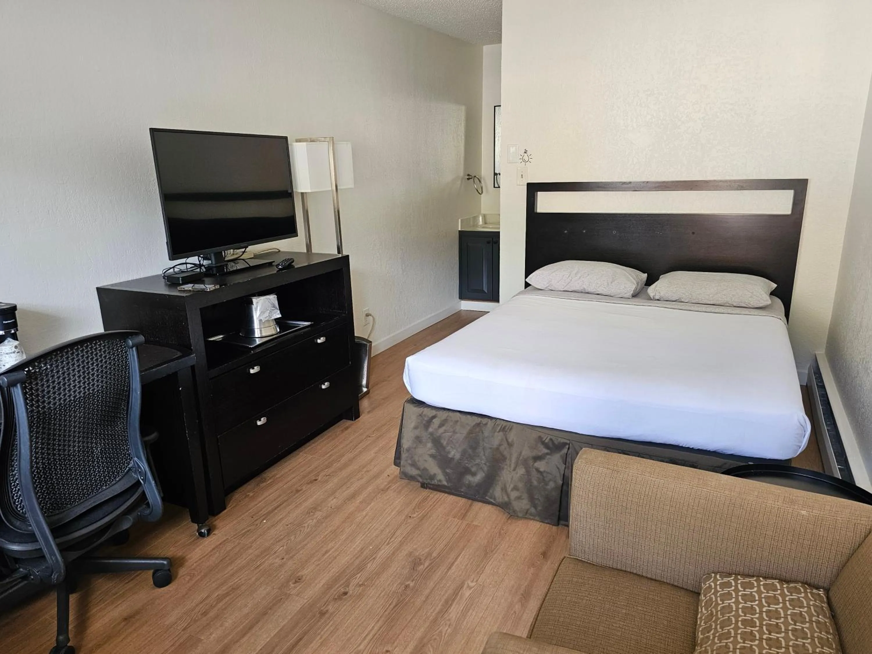 Photo of the whole room, Bed in H&H Motor Lodge