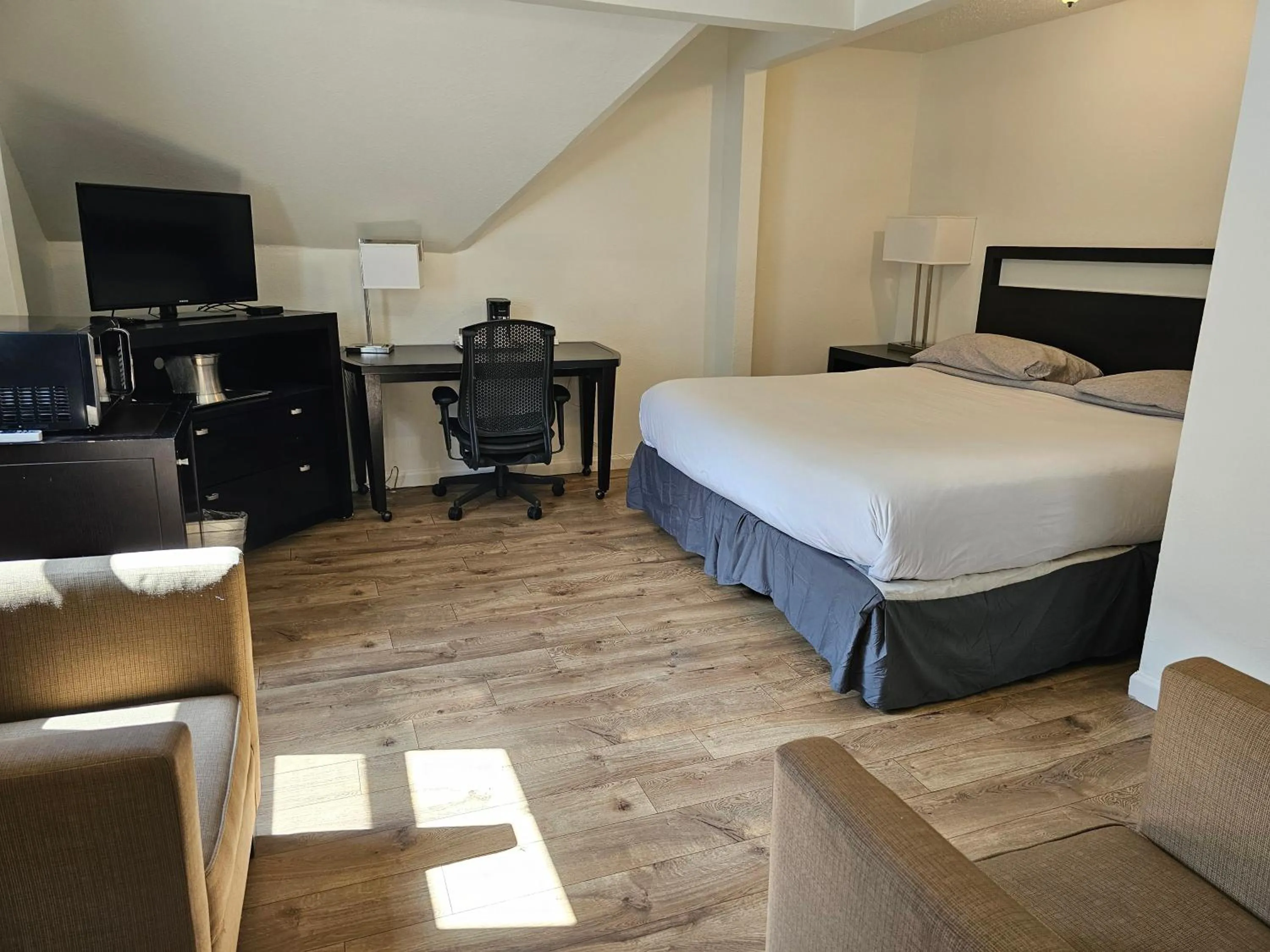 Photo of the whole room, Bed in H&H Motor Lodge