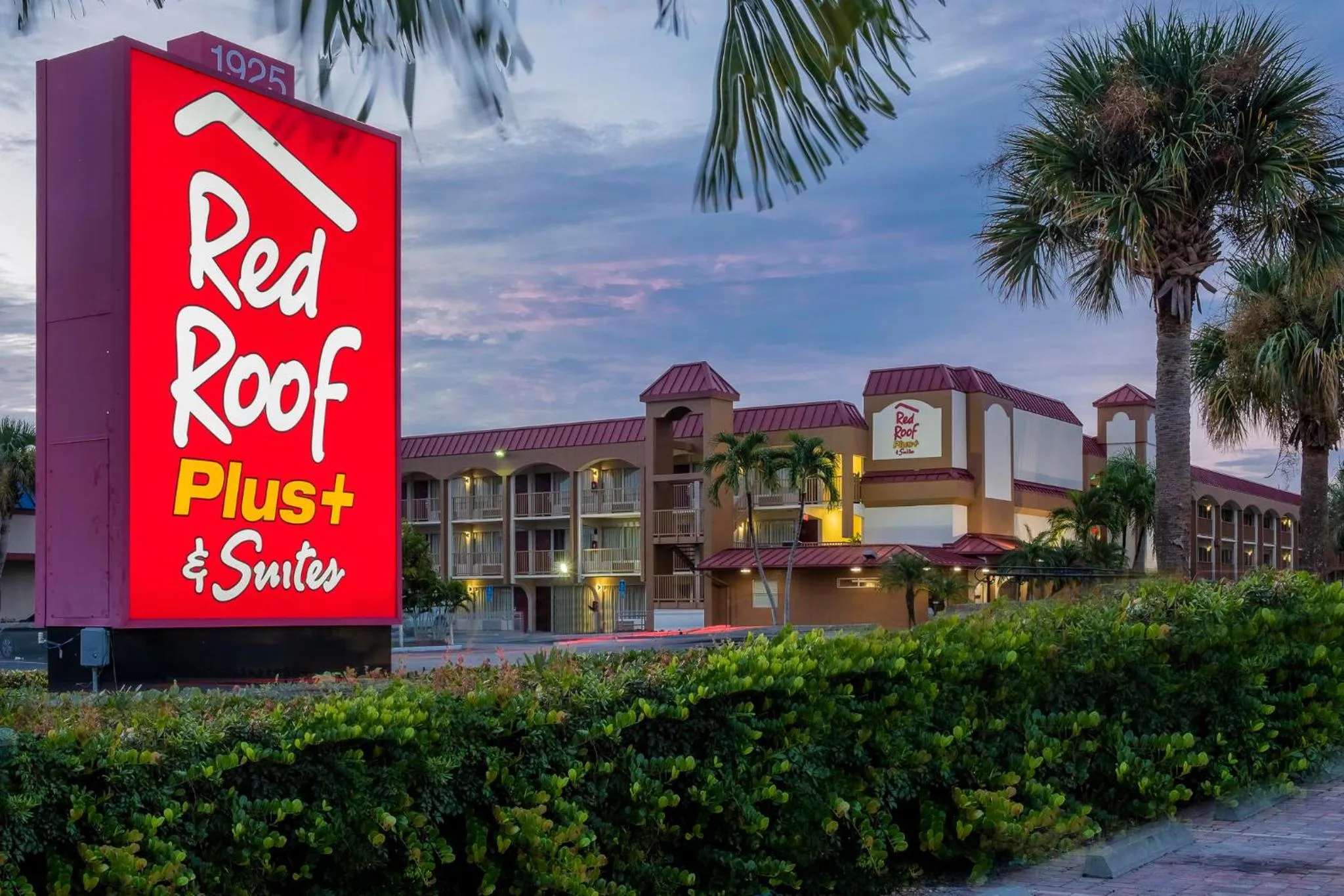 Property building in Red Roof Inn PLUS+ & Suites Naples Downtown-5th Ave S