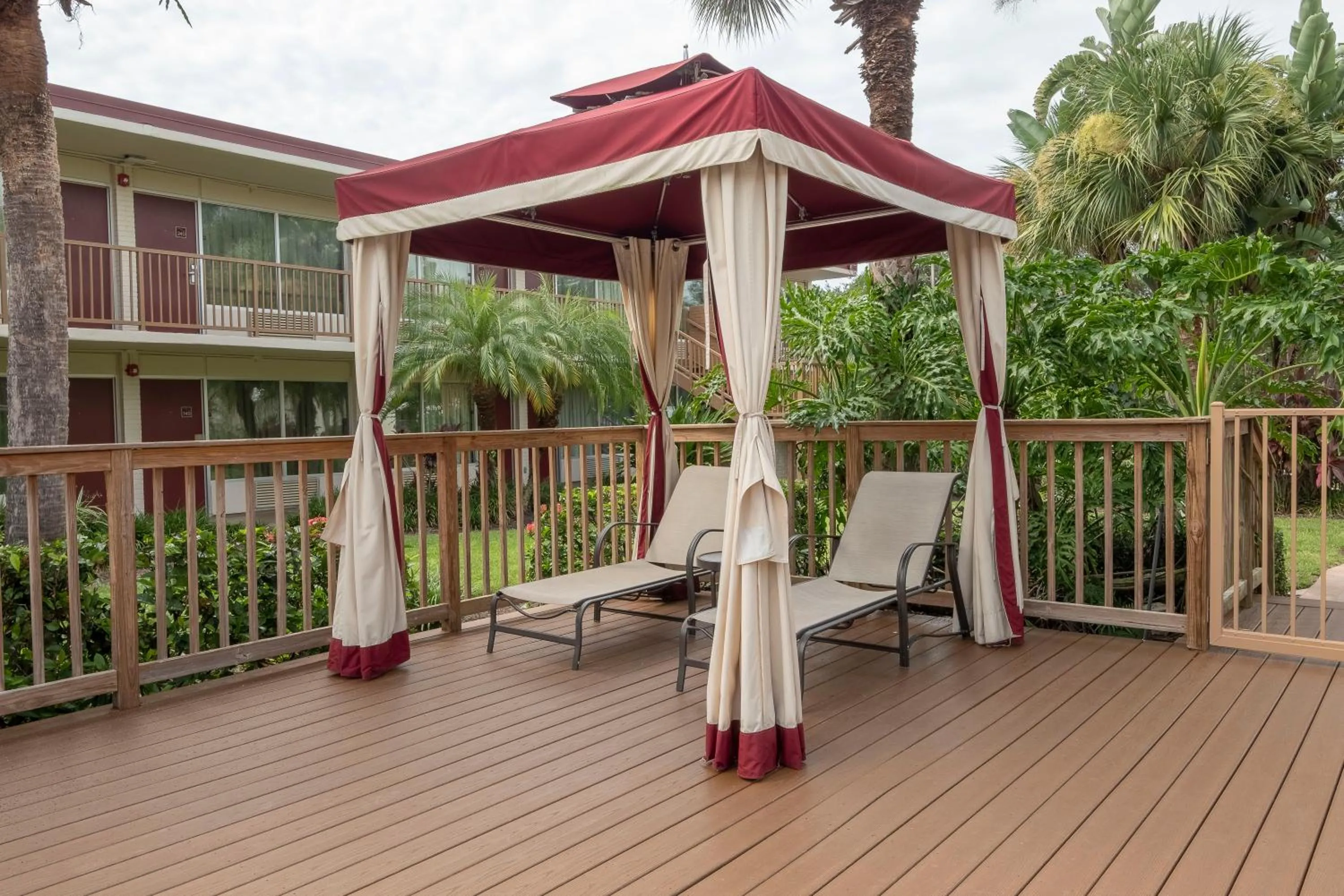 Patio in Red Roof Inn PLUS+ & Suites Naples Downtown-5th Ave S