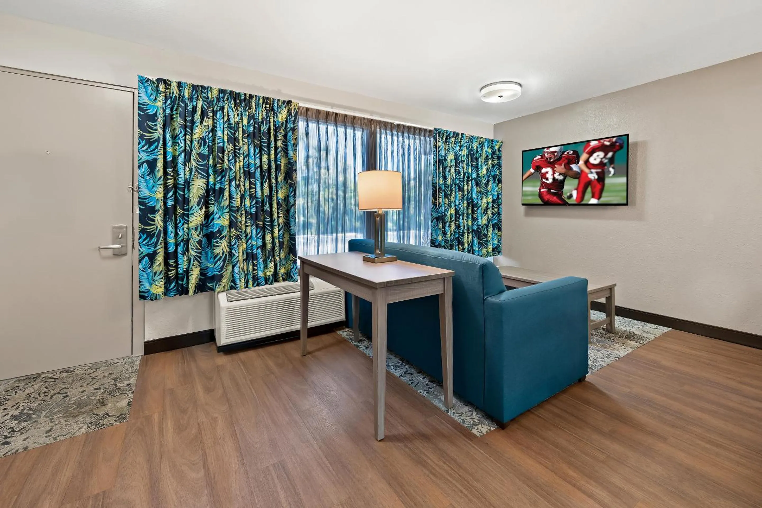 Living room in Red Roof Inn PLUS+ & Suites Naples Downtown-5th Ave S