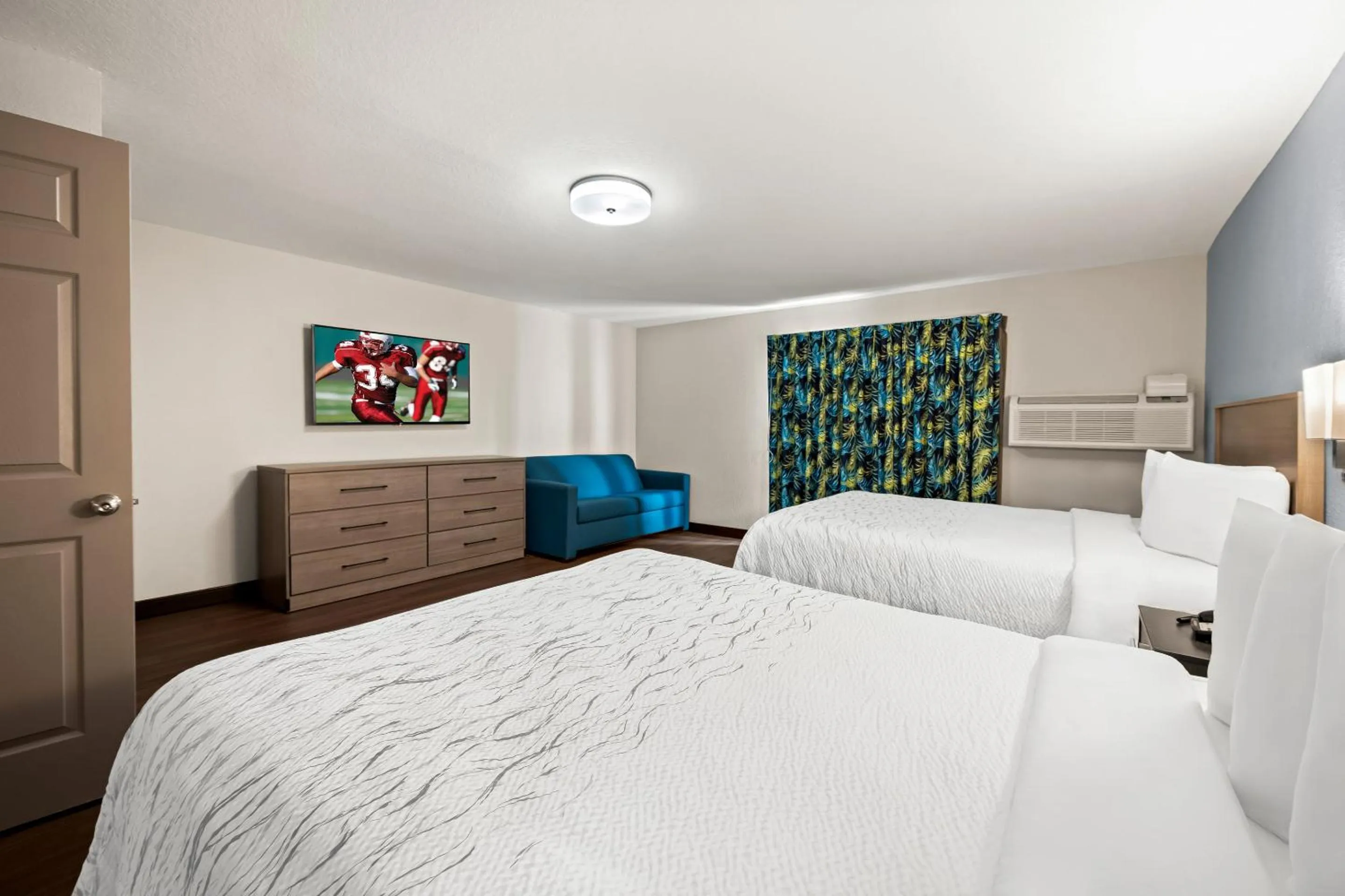 Photo of the whole room, Bed in Red Roof Inn PLUS+ & Suites Naples Downtown-5th Ave S