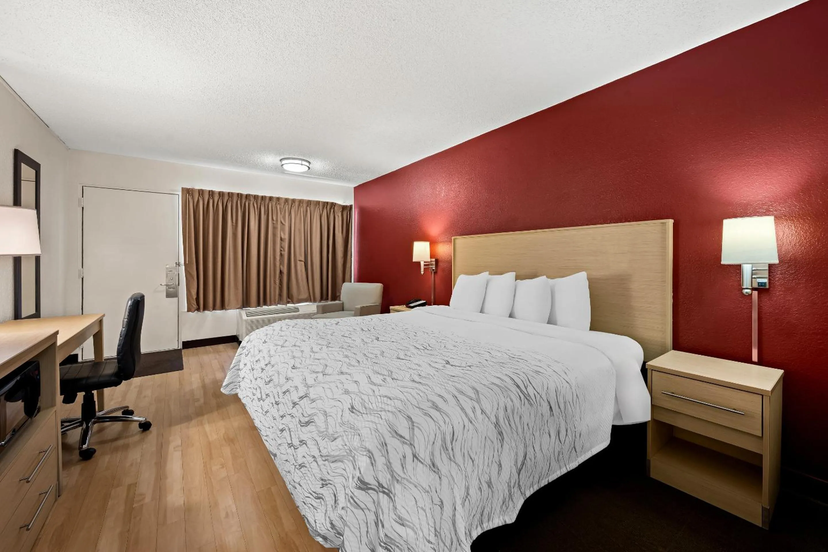 Bedroom, Bed in Red Roof Inn PLUS+ & Suites Naples Downtown-5th Ave S