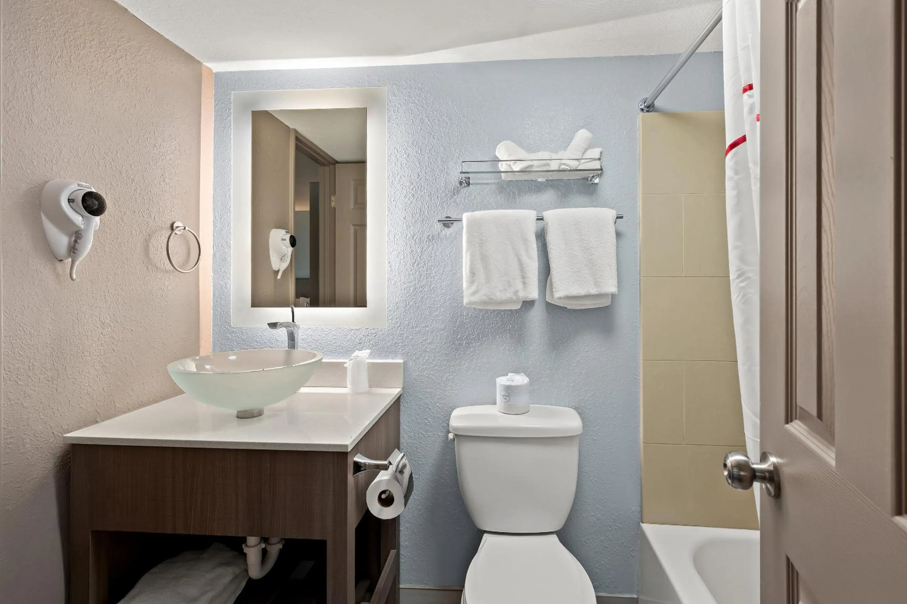 Bathroom in Red Roof Inn PLUS+ & Suites Naples Downtown-5th Ave S