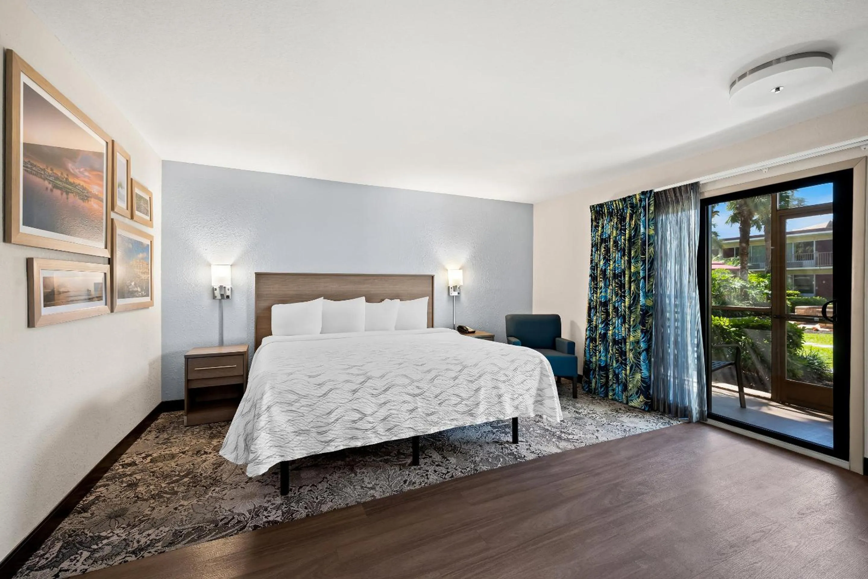 Photo of the whole room, Bed in Red Roof Inn PLUS+ & Suites Naples Downtown-5th Ave S