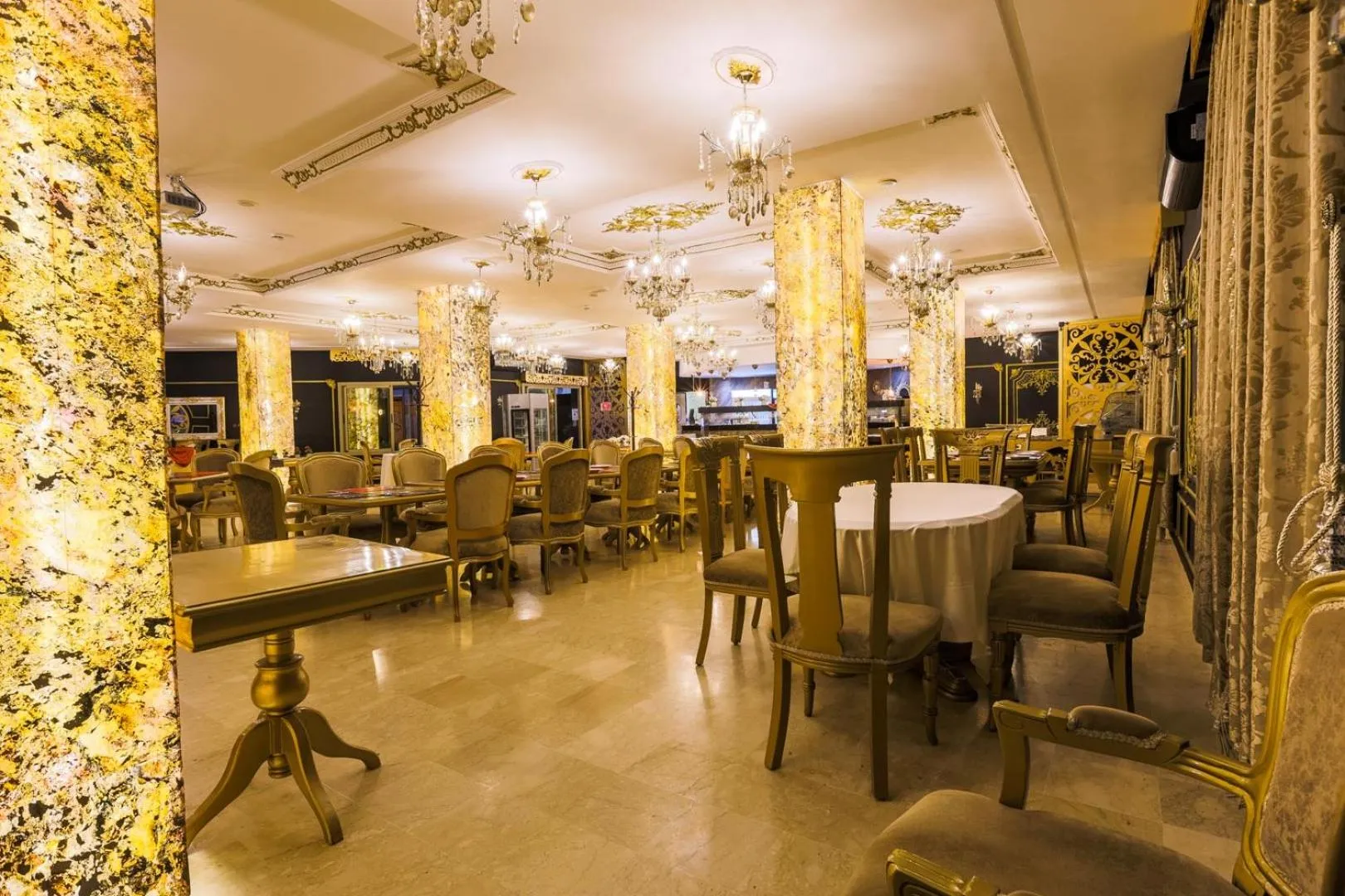 Restaurant/places to eat in Hotel Hospitality-Inn City Center