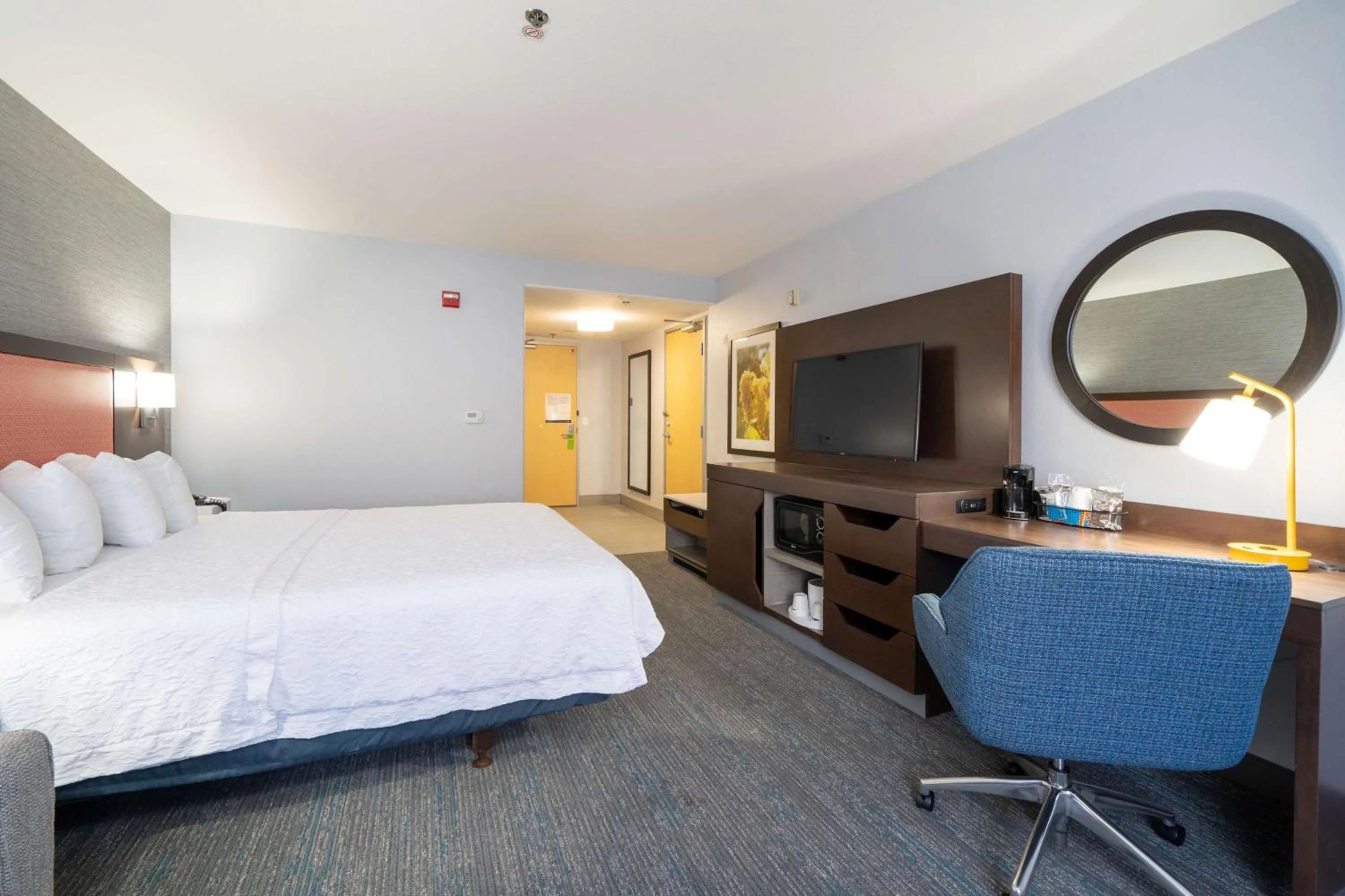 Bedroom, Bed in Hampton Inn & Suites Modesto - Salida