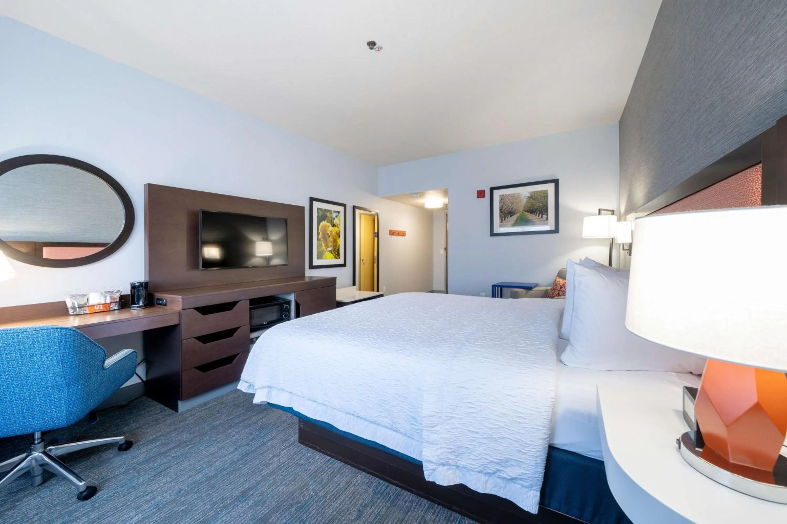 Bedroom, Bed in Hampton Inn & Suites Modesto - Salida