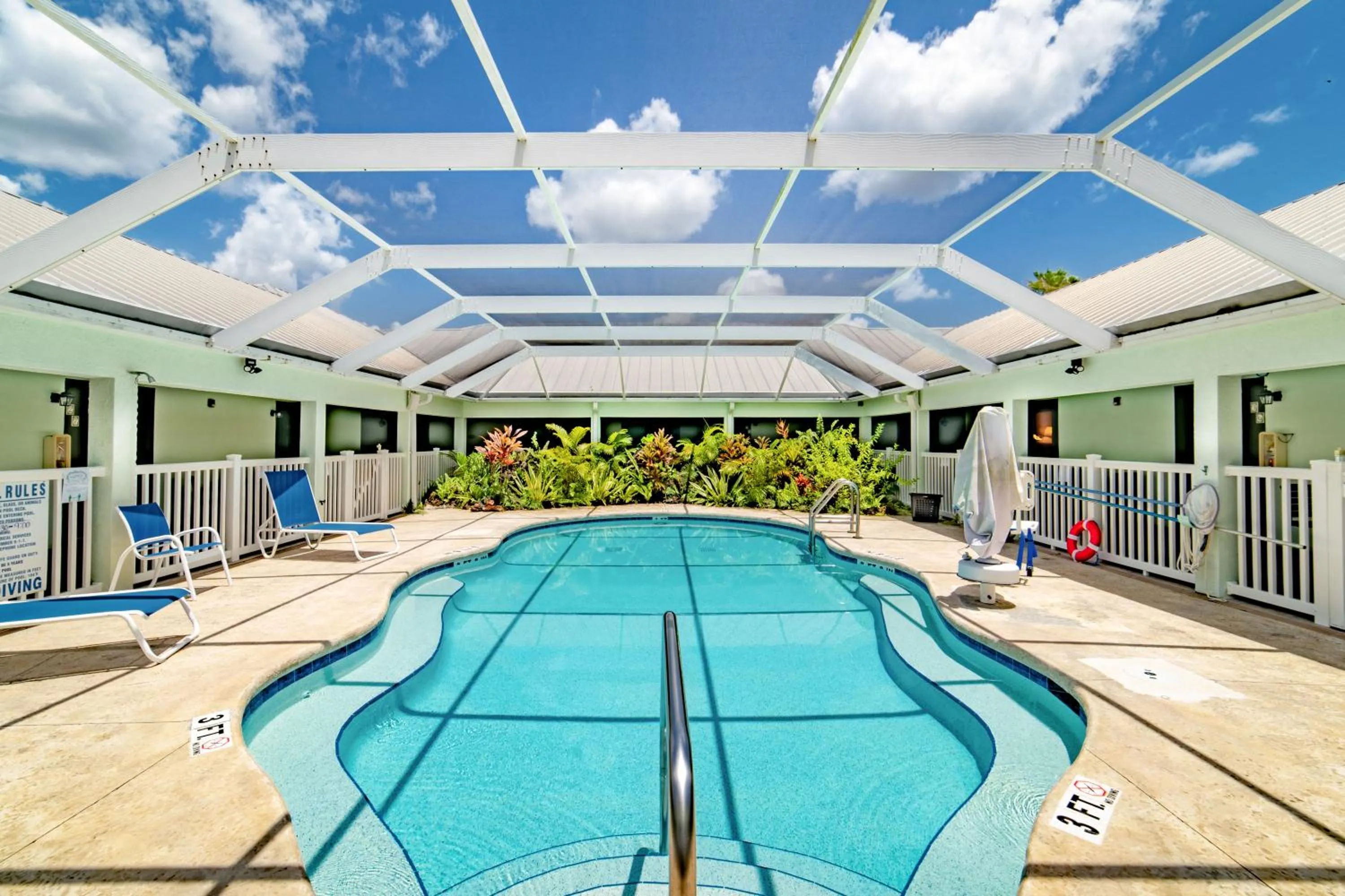 Swimming pool in Ivey House Everglades Adventures Hotel