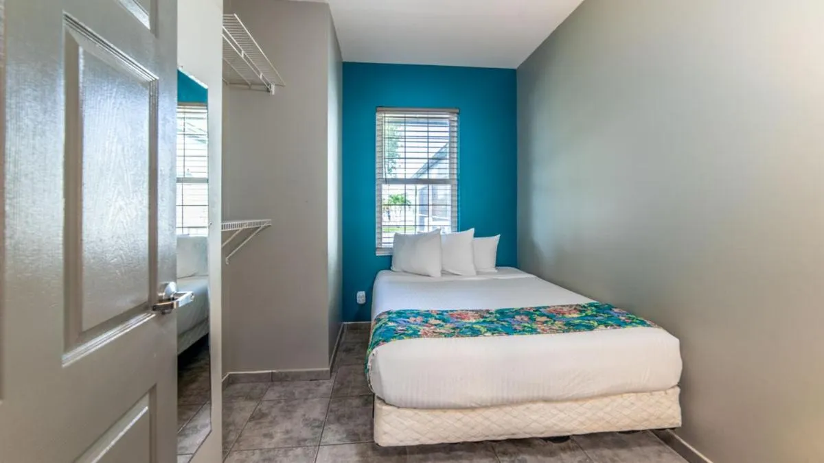 Bed in Ivey House Everglades Adventures Hotel