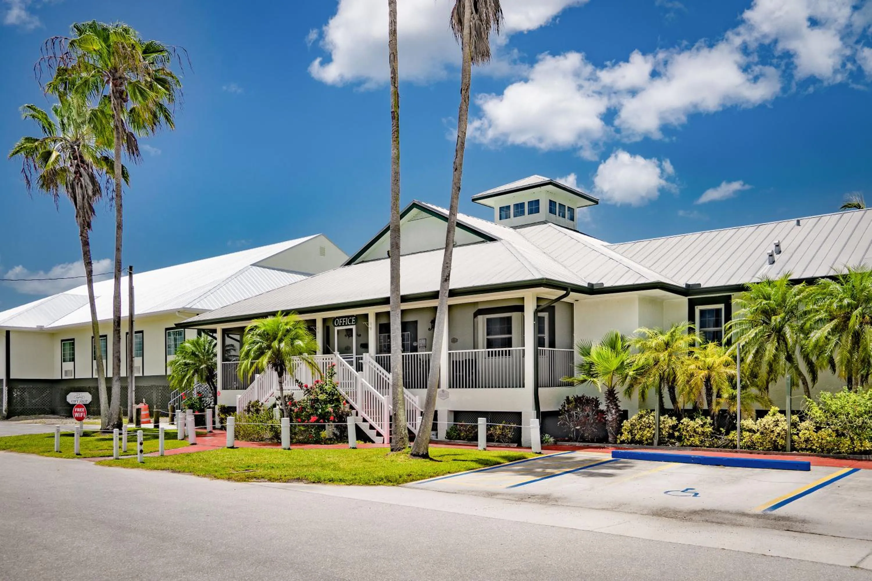 Facade/entrance in Ivey House Everglades Adventures Hotel