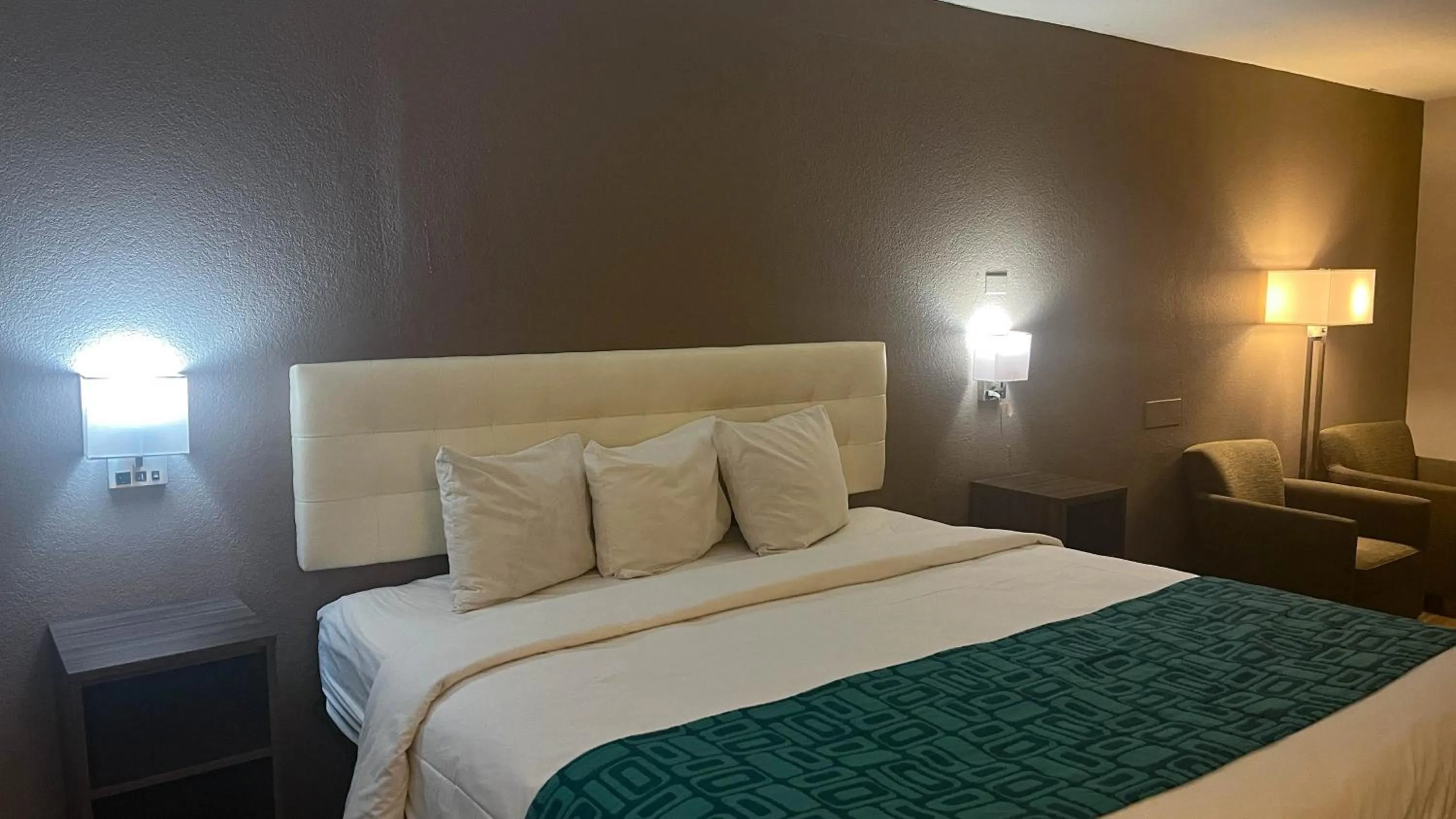 Bed in Motel 6 Lake City, FL – Medical Center