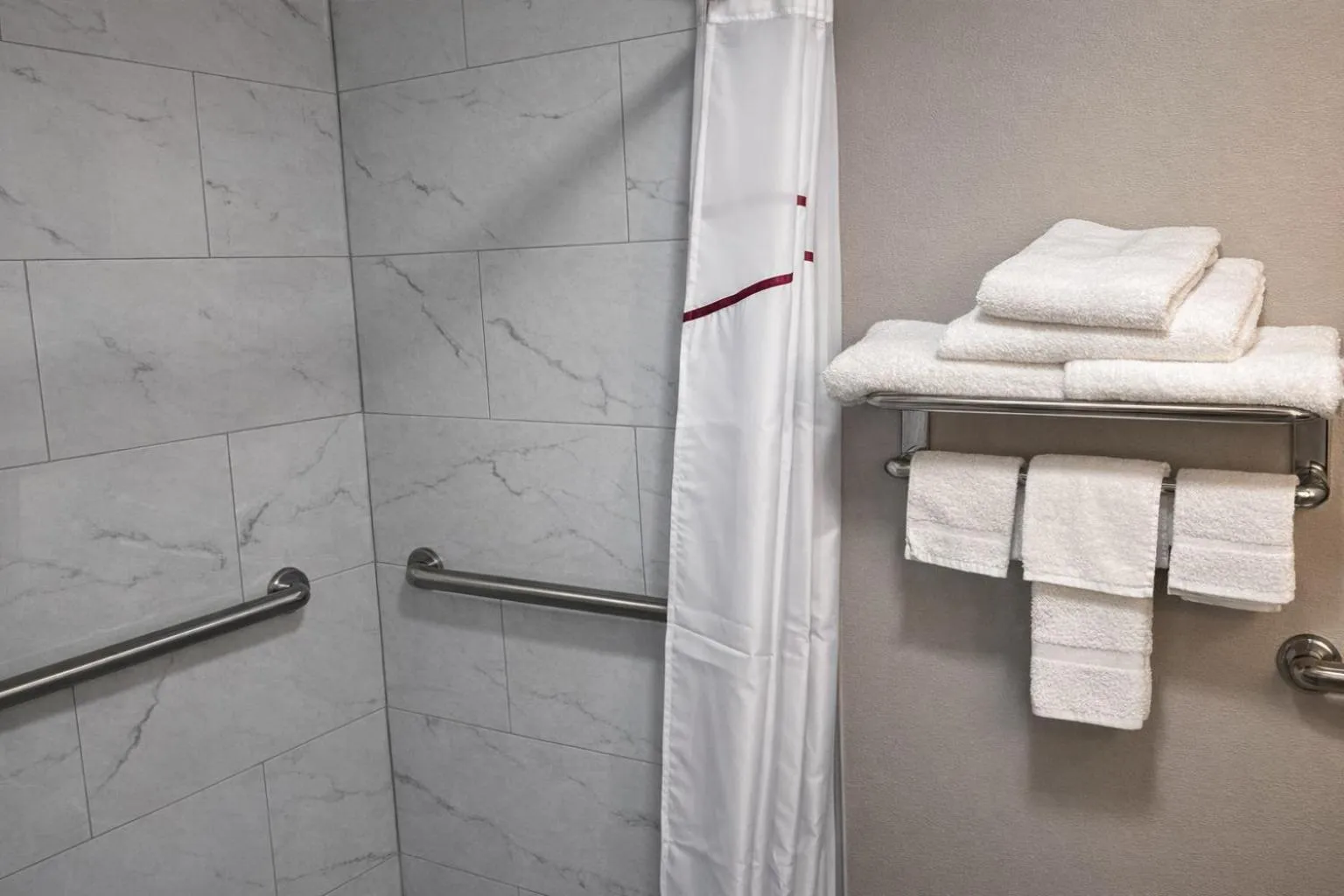 Bathroom in Motel 6 Lake City, FL – Medical Center