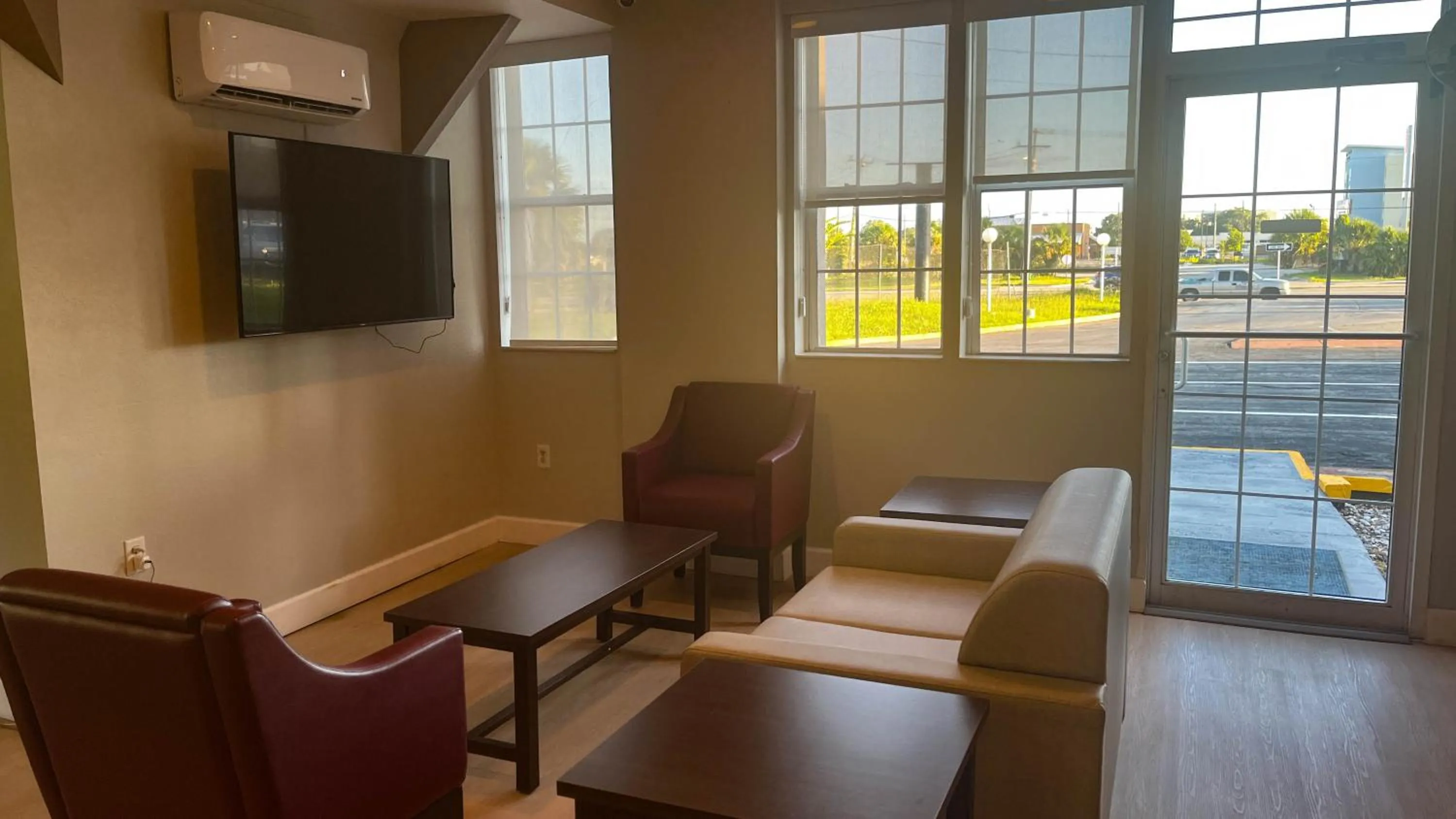 Seating area in Motel 6 Lake City, FL – Medical Center