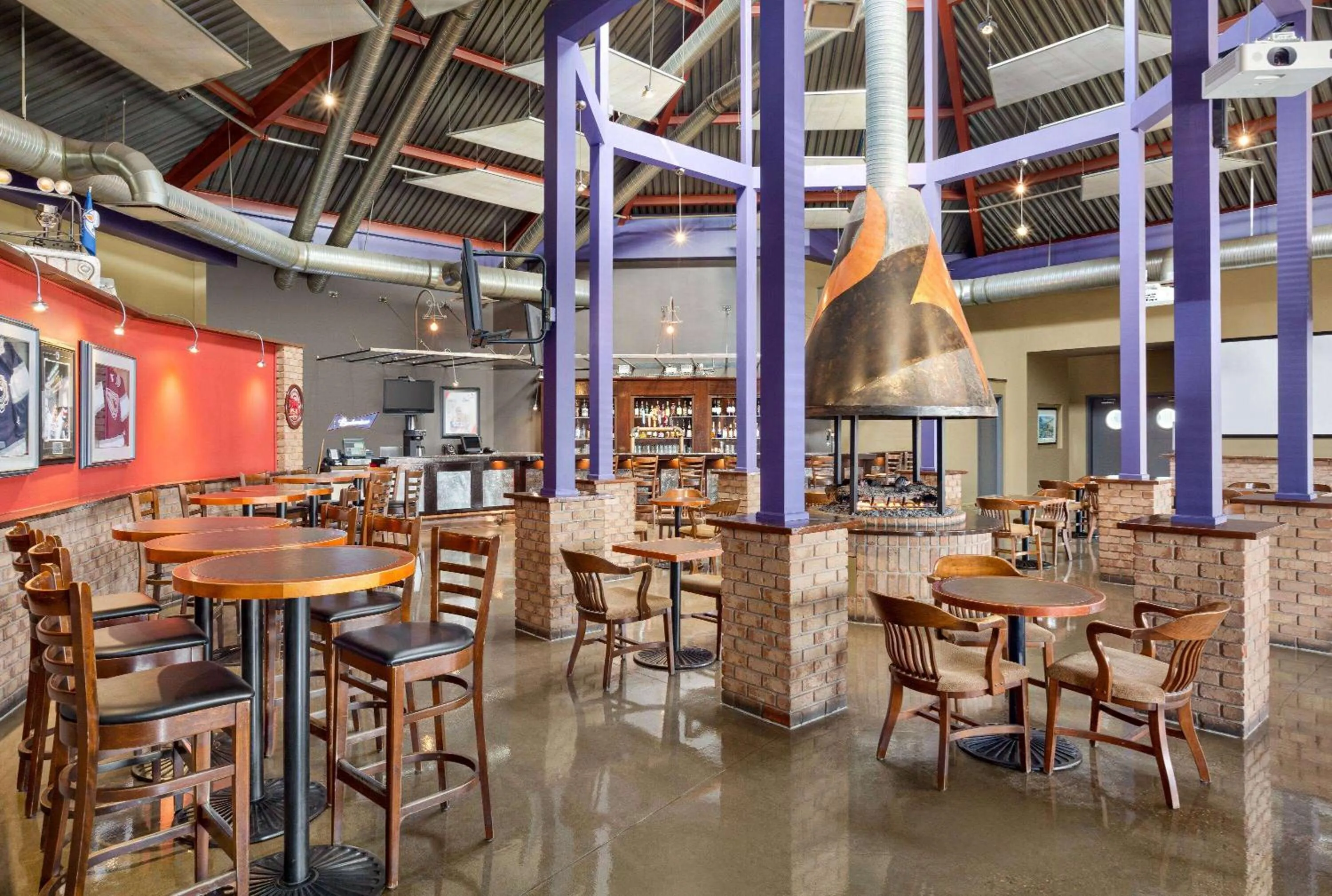 Lounge or bar in Royal Hotel Edmonton Airport Trademark Collection By Wyndham