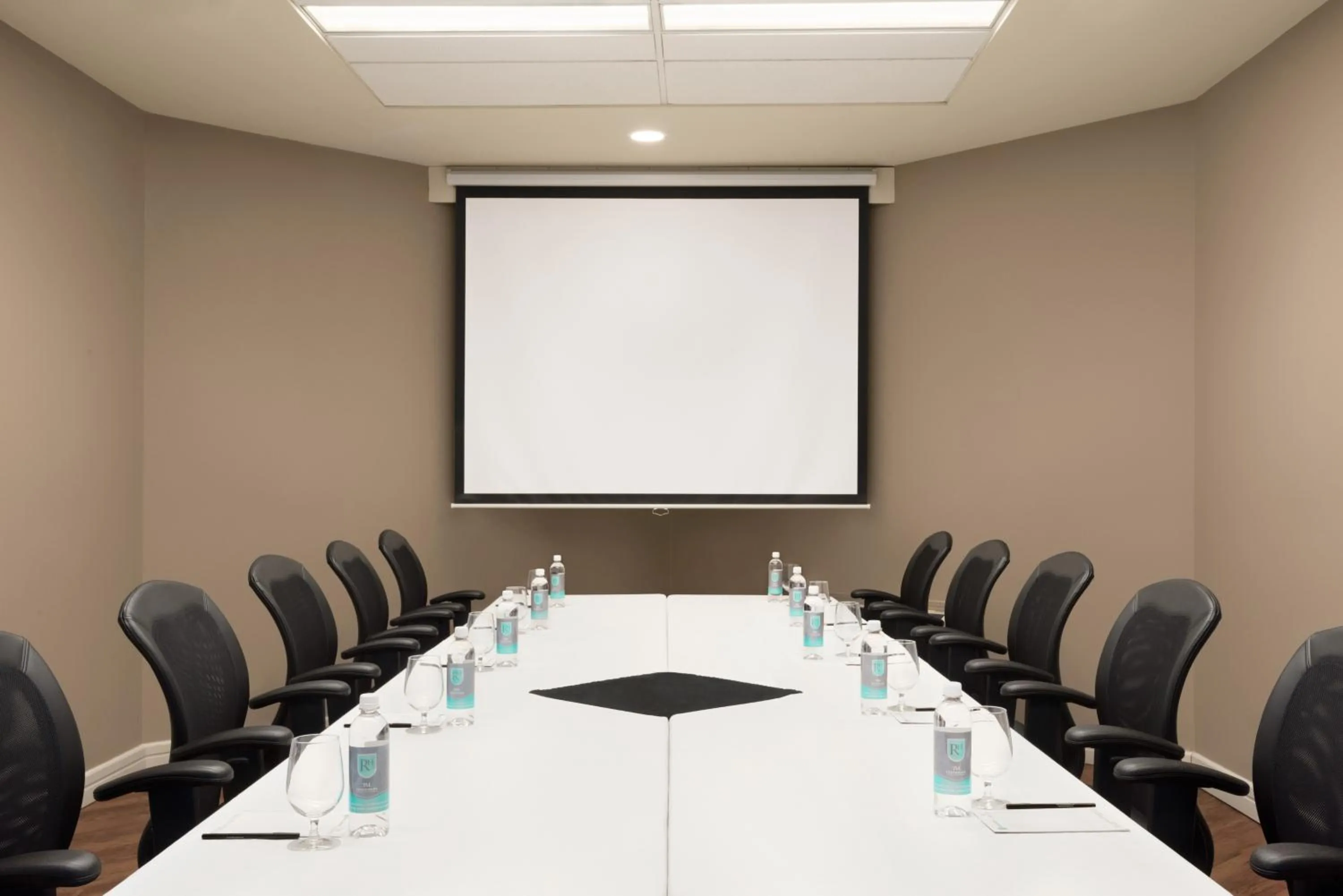 Meeting/conference room in Royal Hotel Edmonton Airport Trademark Collection By Wyndham