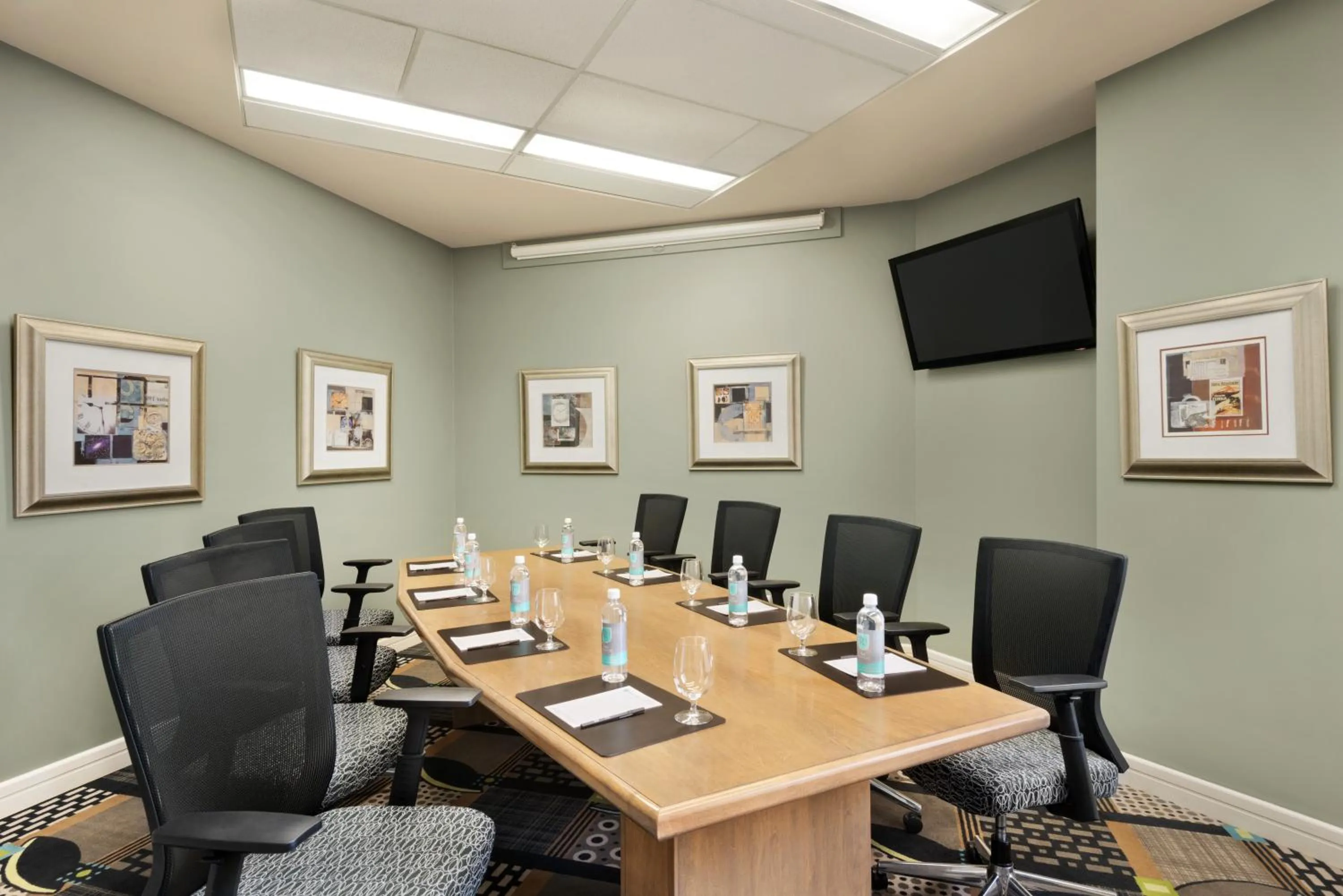 Meeting/conference room in Royal Hotel Edmonton Airport Trademark Collection By Wyndham