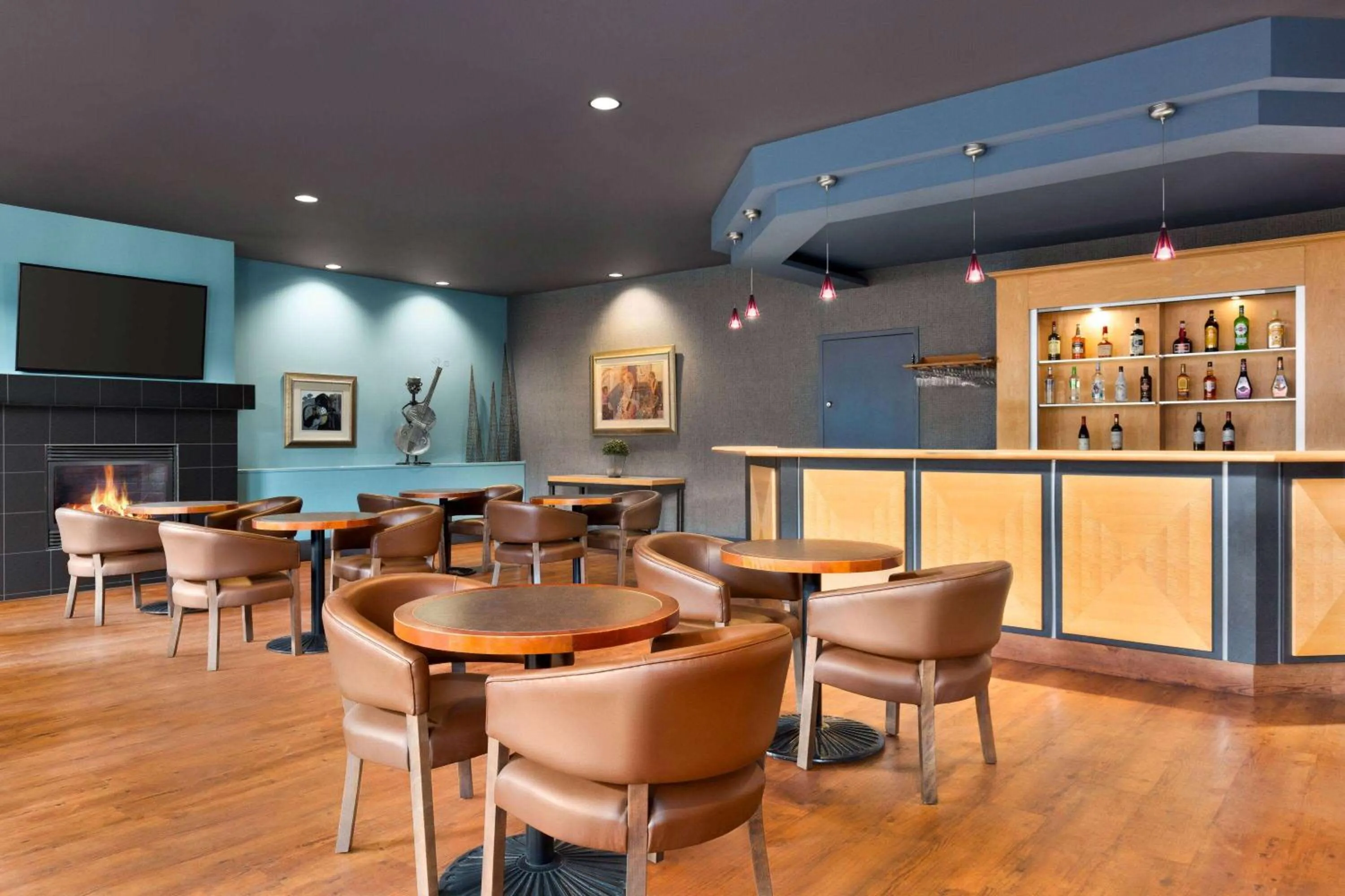 Lounge or bar in Royal Hotel Edmonton Airport Trademark Collection By Wyndham