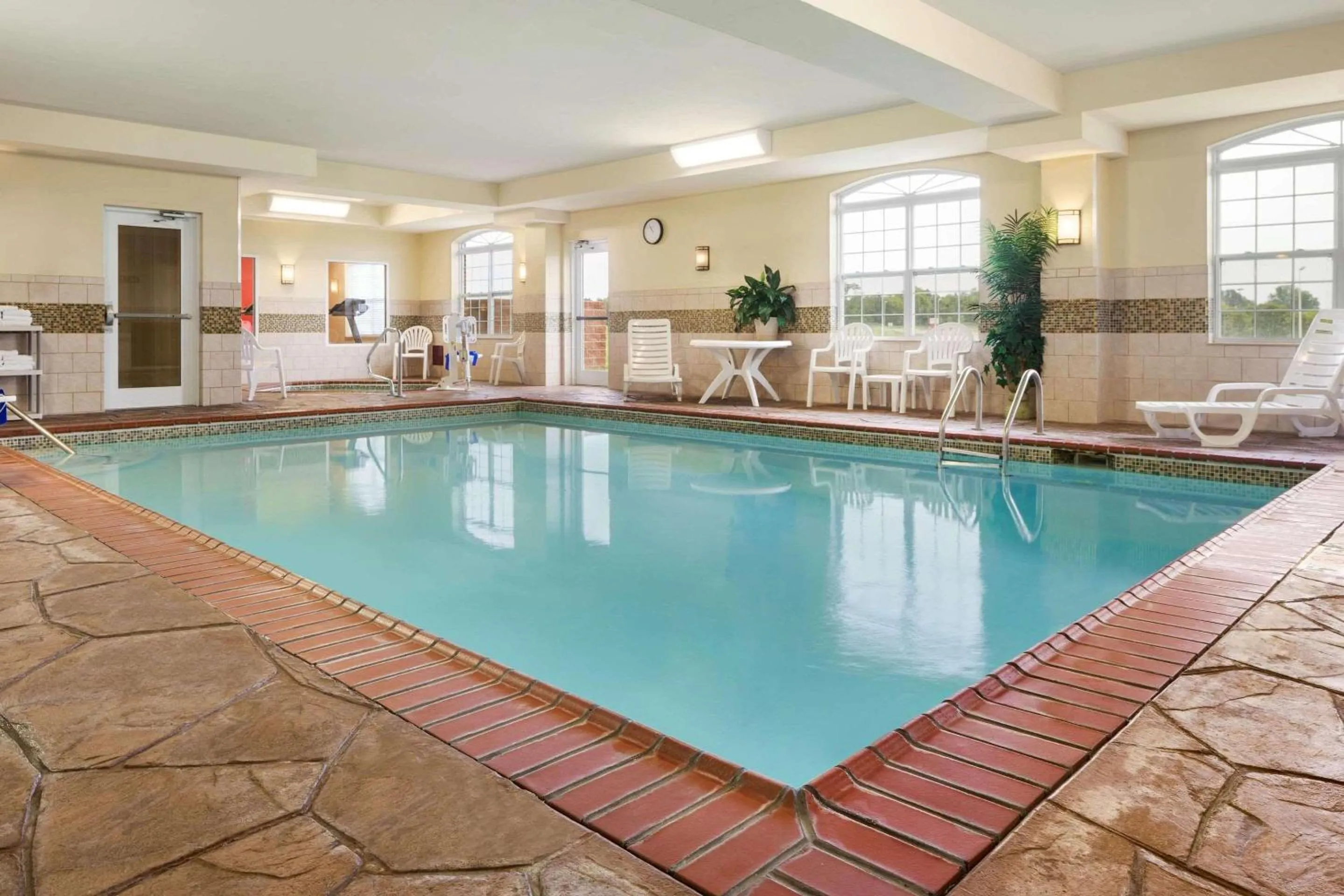 Swimming pool in Country Inn & Suites by Radisson, Bowling Green, KY