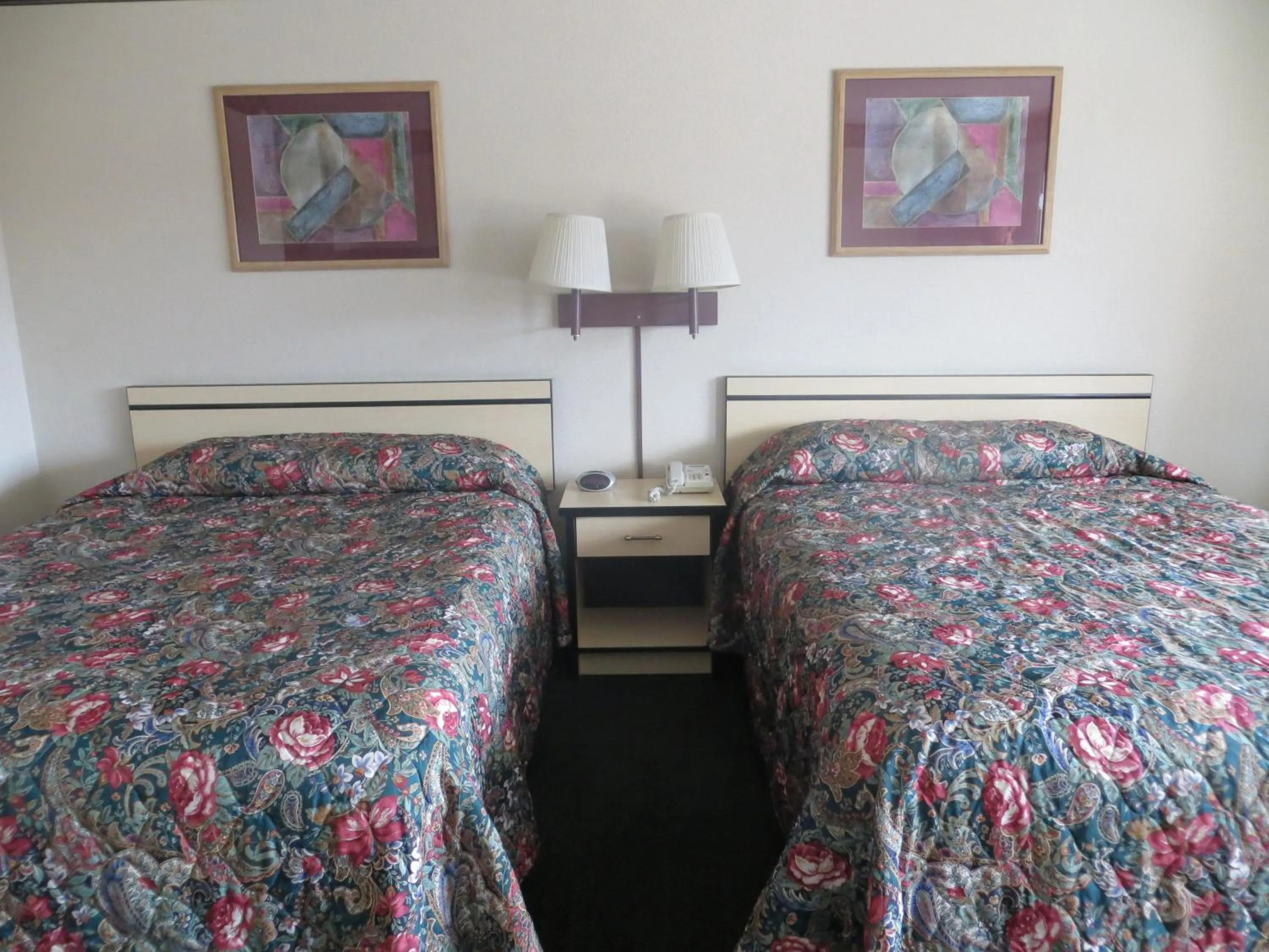 Bed in TravelStar Inn & Suites
