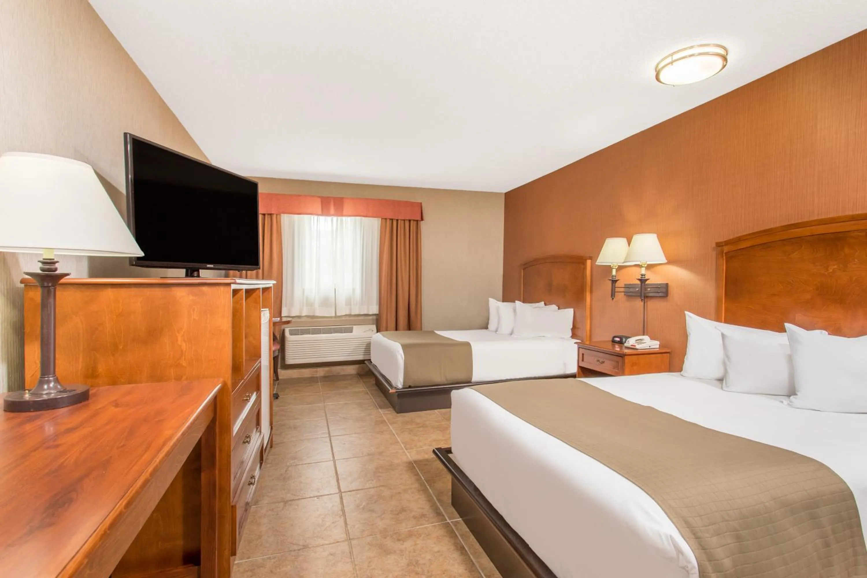 Photo of the whole room, Bed in Canmore Inn & Suites