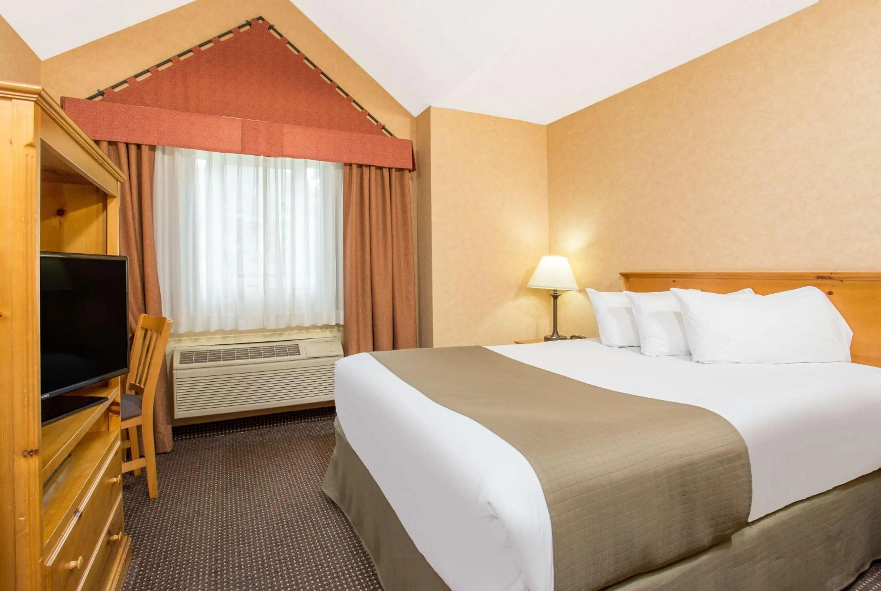 Photo of the whole room, Bed in Canmore Inn & Suites