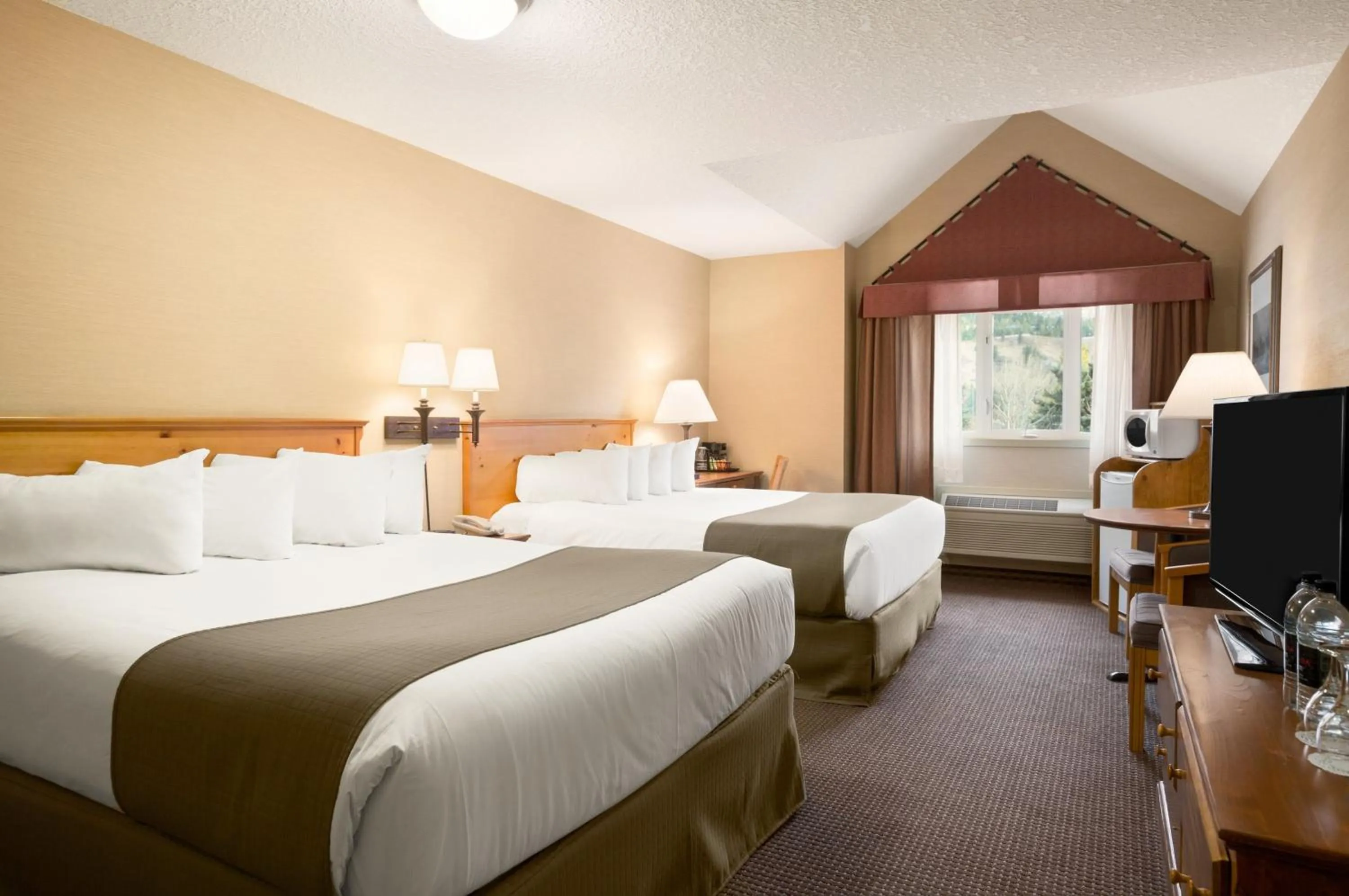 Photo of the whole room, Bed in Canmore Inn & Suites
