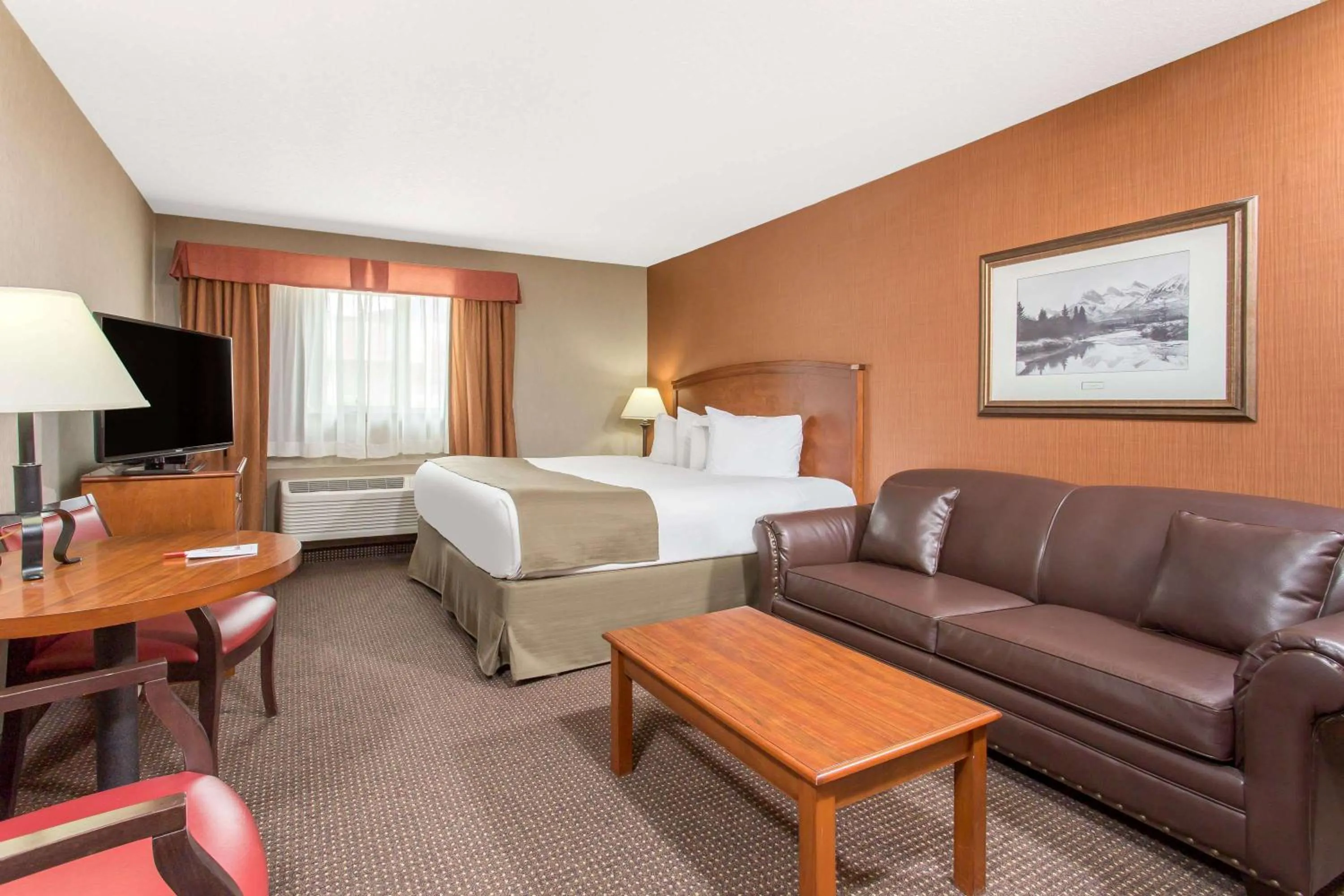 Photo of the whole room, Bed in Canmore Inn & Suites