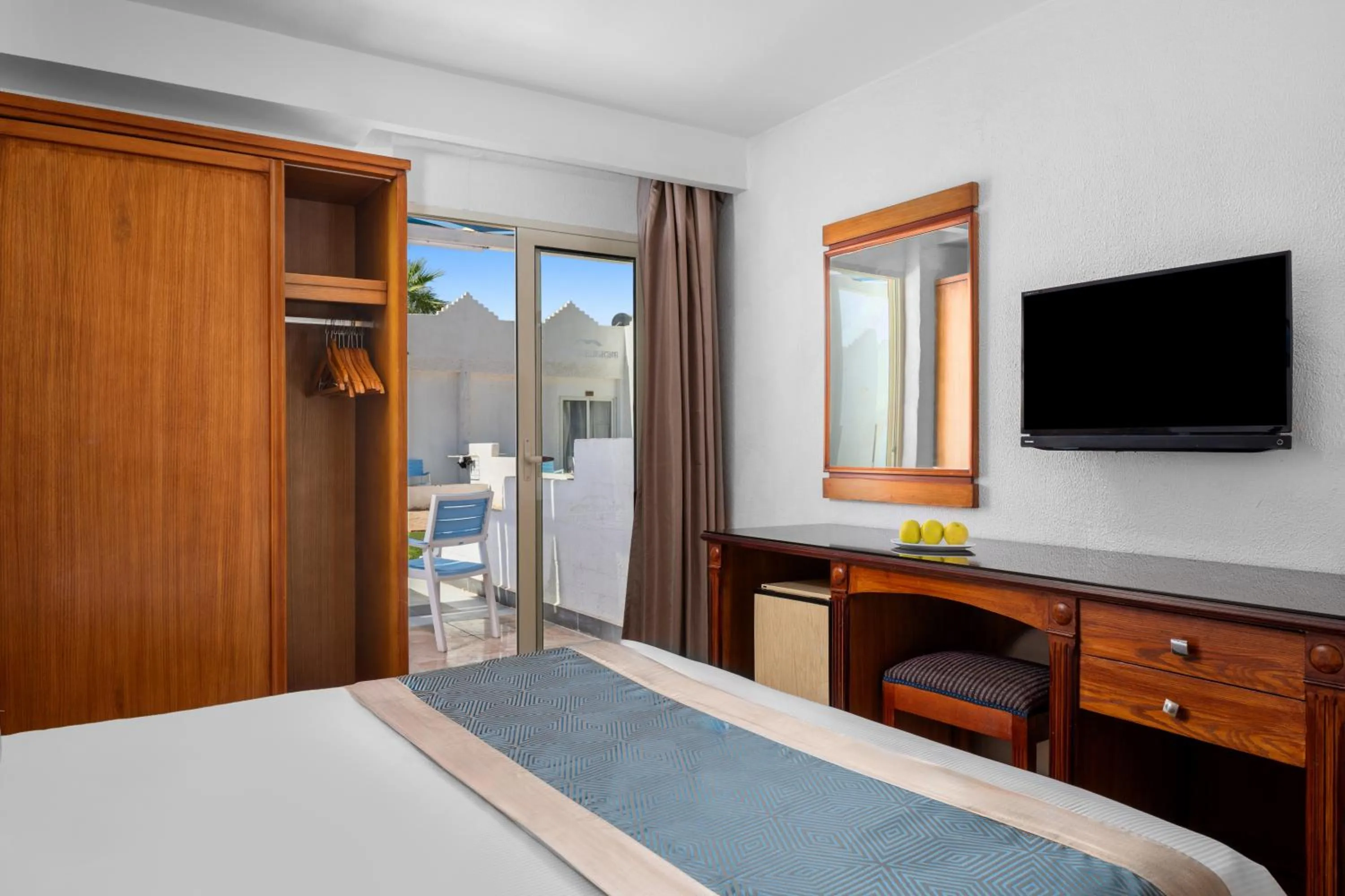 TV and multimedia, Bed in Albatros Sharm Resort - By Pickalbatros