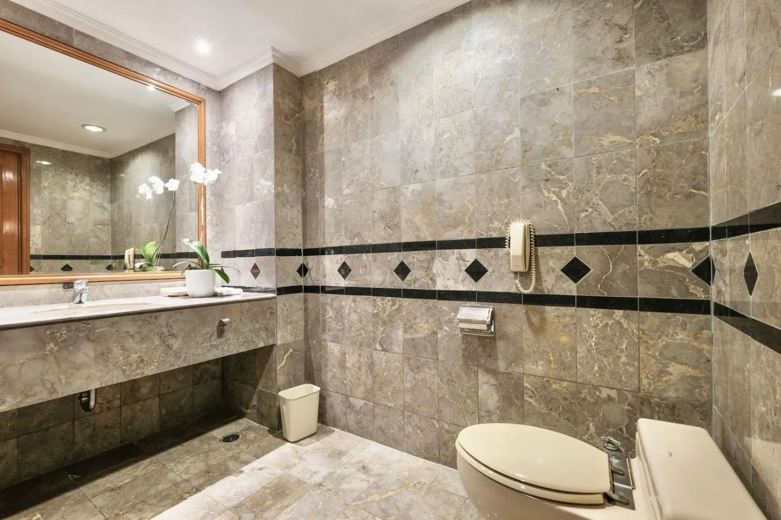 Toilet in Loman Park Hotel Yogyakarta