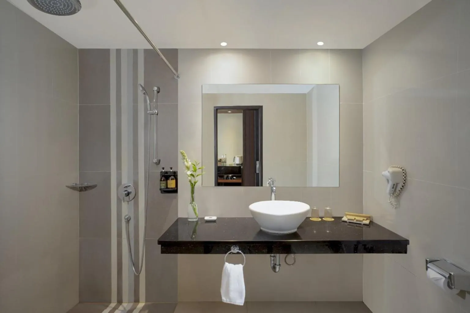 Shower in Loman Park Hotel Yogyakarta