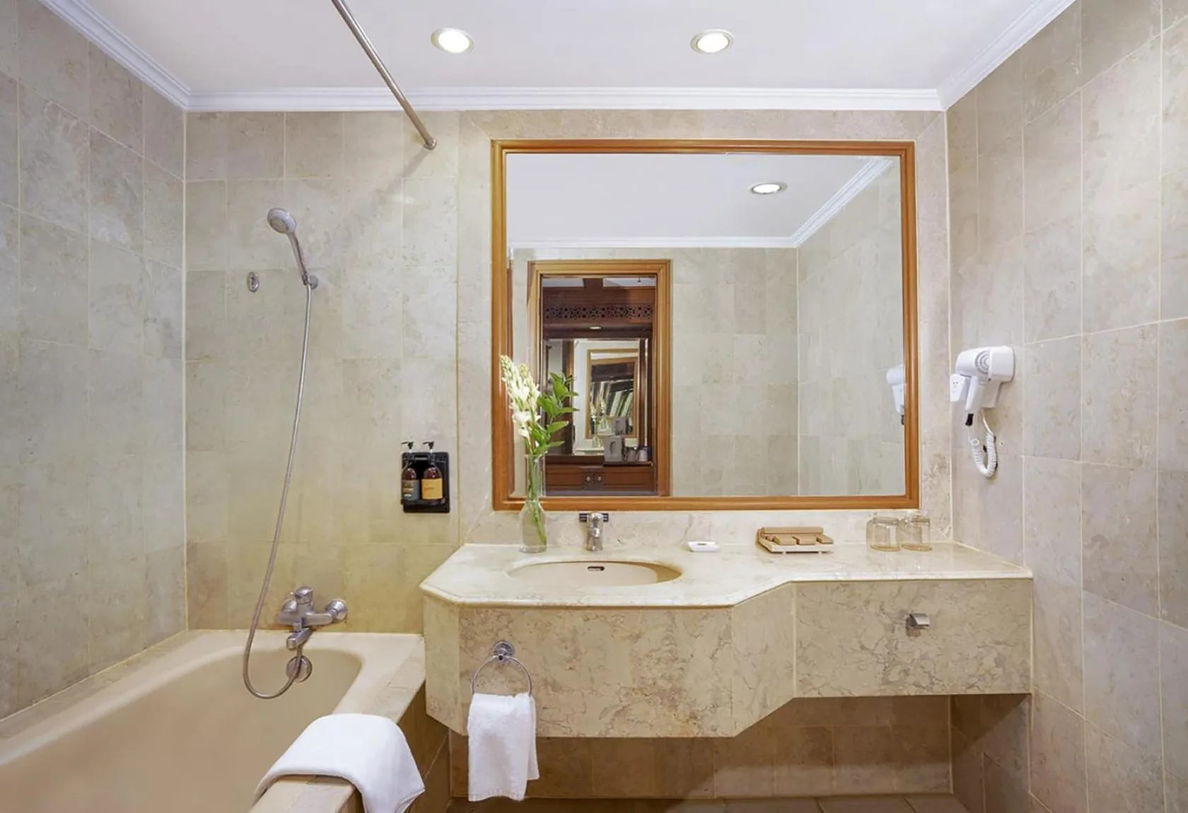 Shower in Loman Park Hotel Yogyakarta