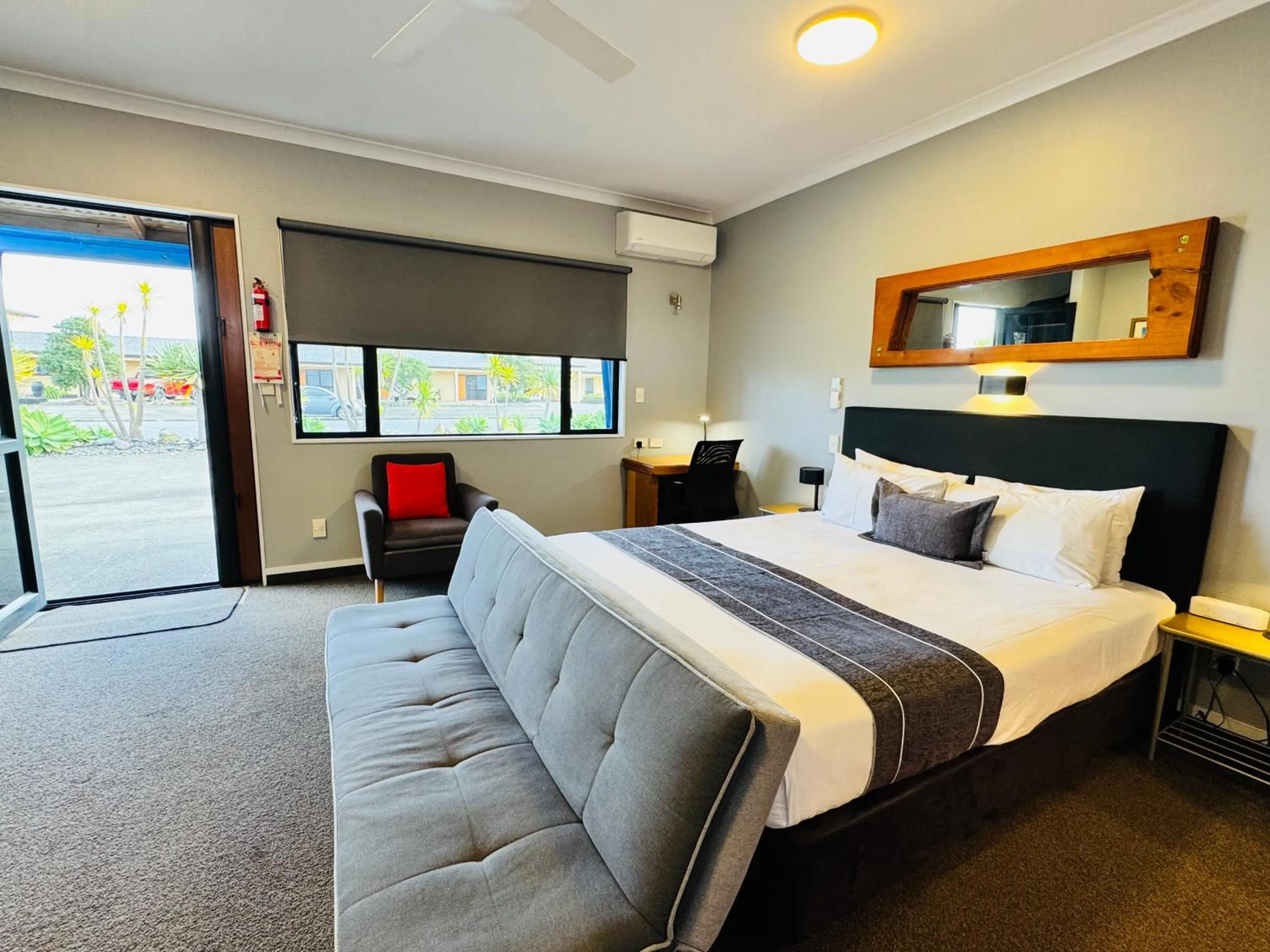 Bed in The Rocks Motel