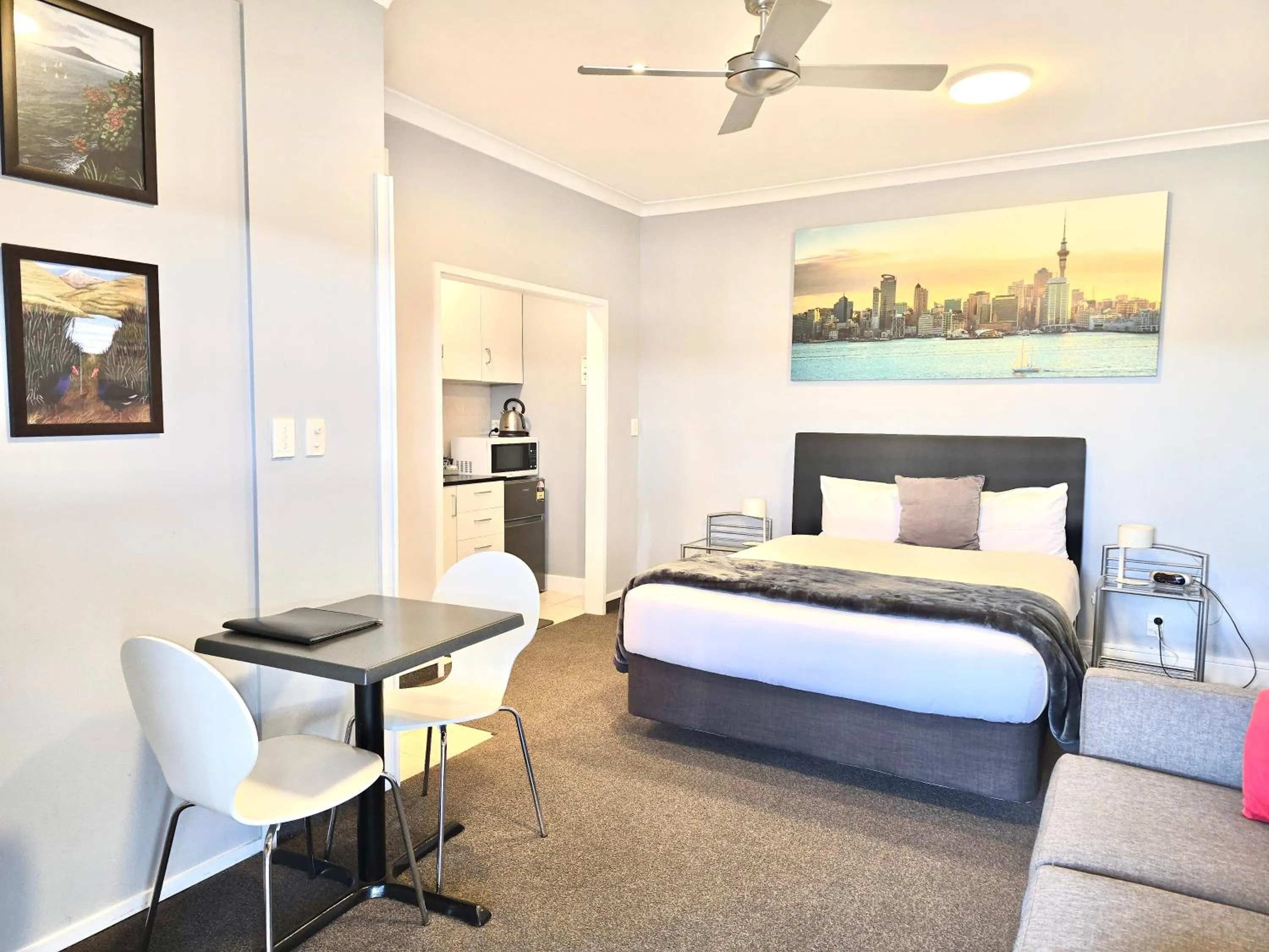 Bedroom, Bed in The Rocks Motel