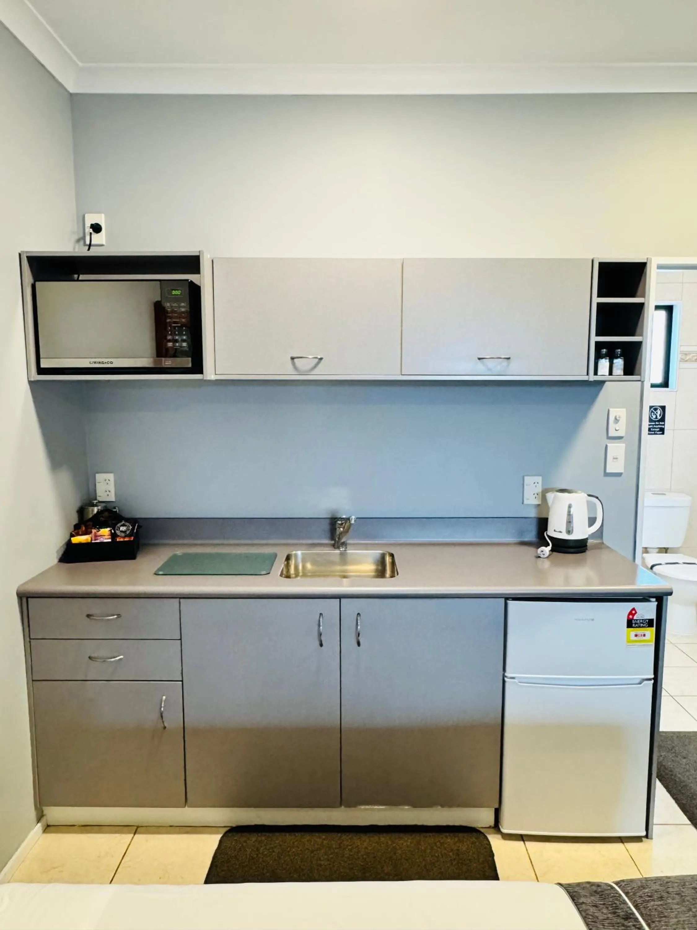 kitchen in The Rocks Motel