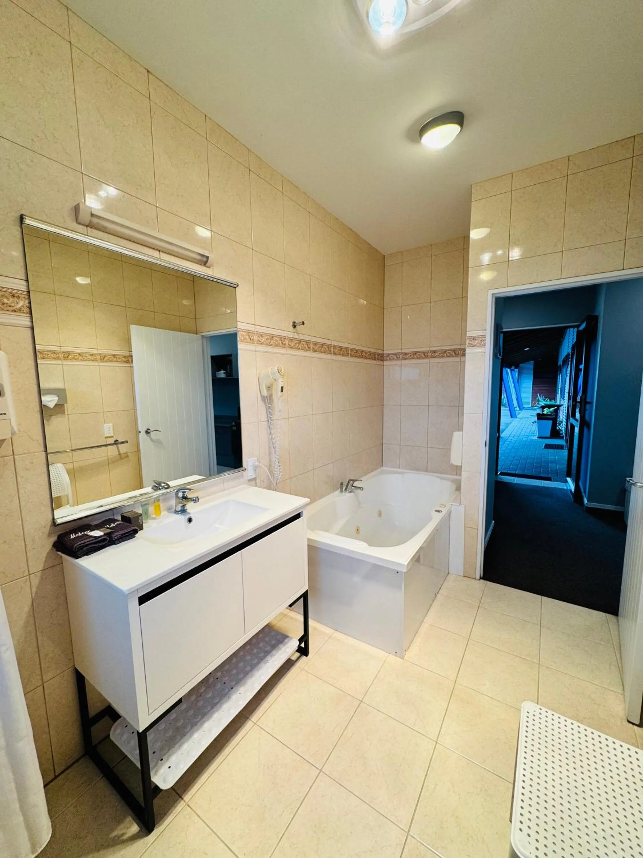 Bathroom, Bed in The Rocks Motel