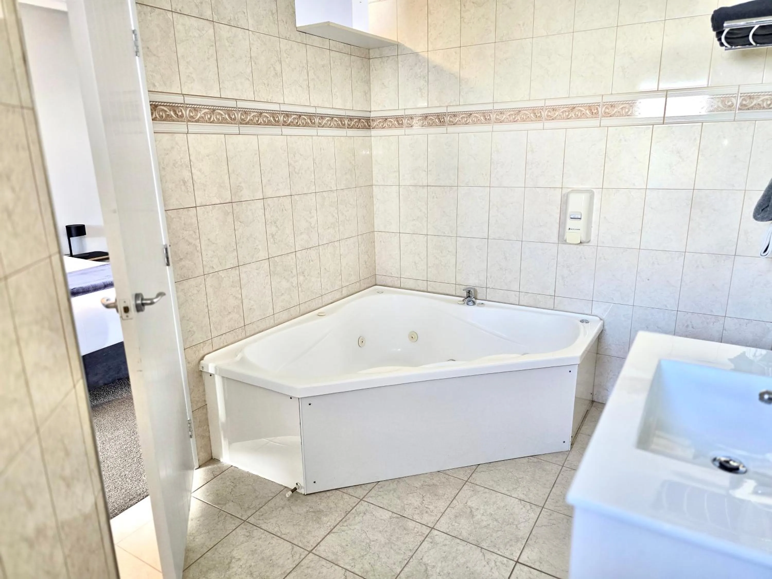 Bathroom in The Rocks Motel