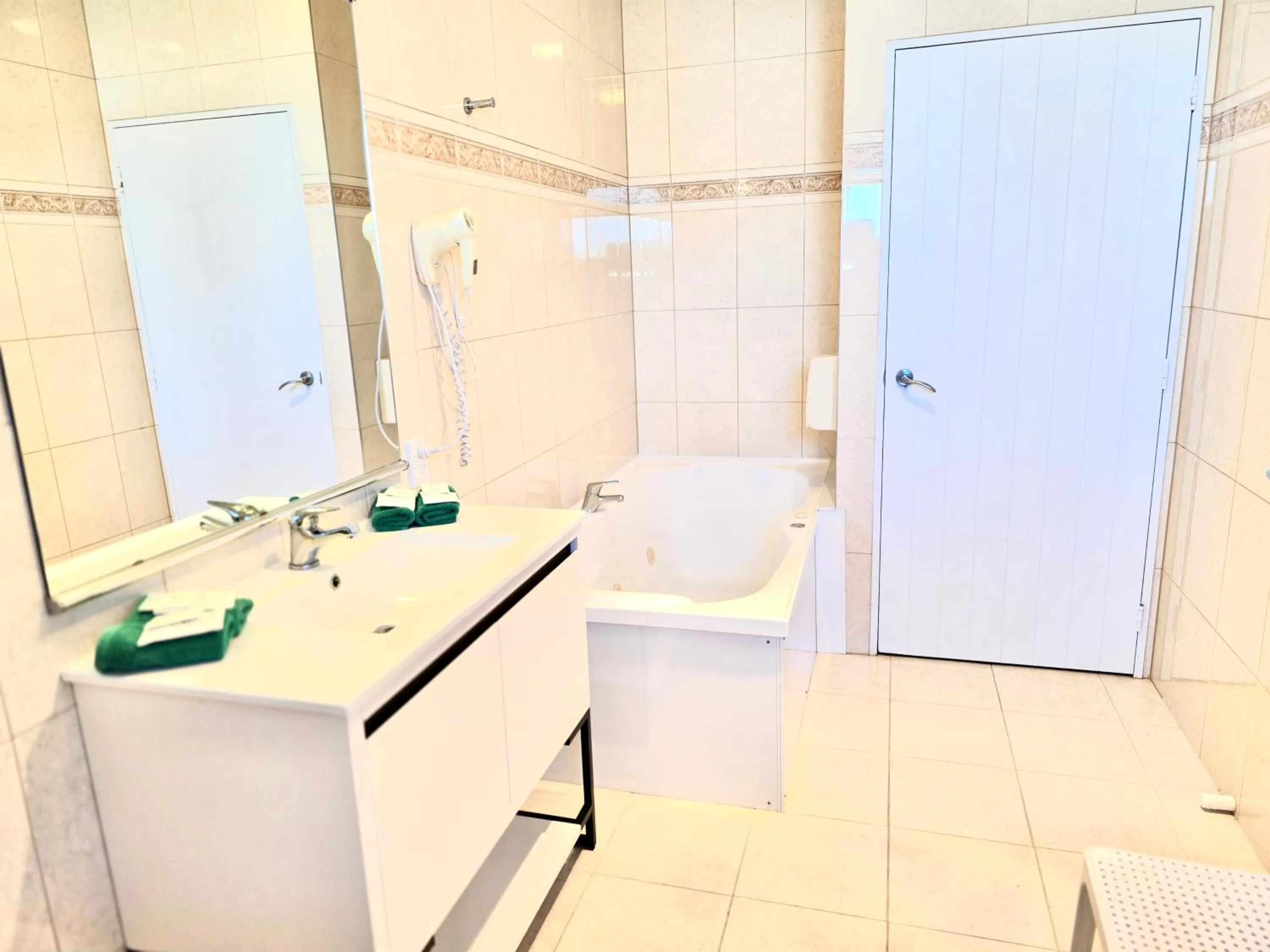 Bathroom in The Rocks Motel